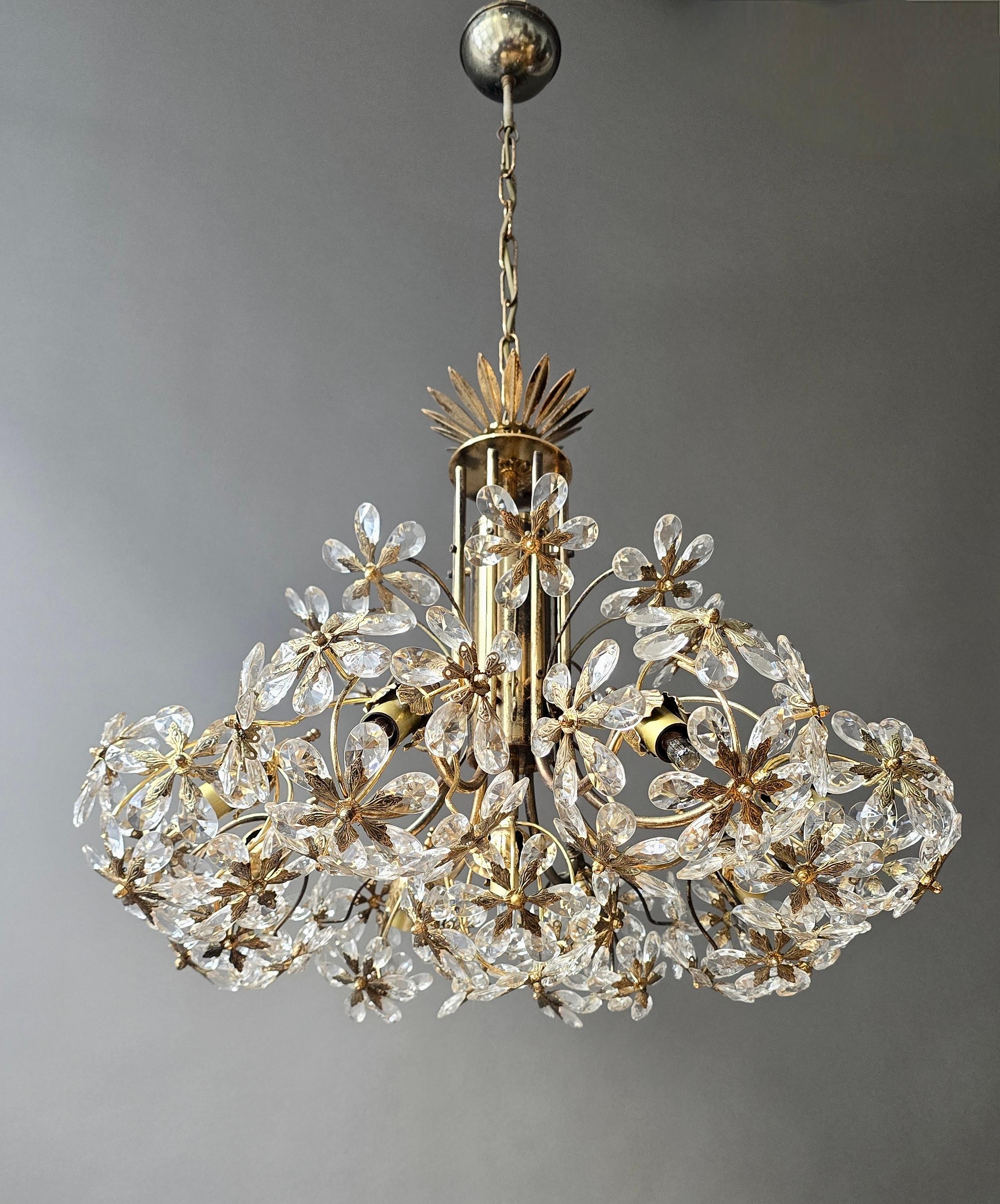 Hollywood Regency Lustre du milieu du siècle en laiton doré et cristal floral, attribué à Palwa, Allemagne en vente