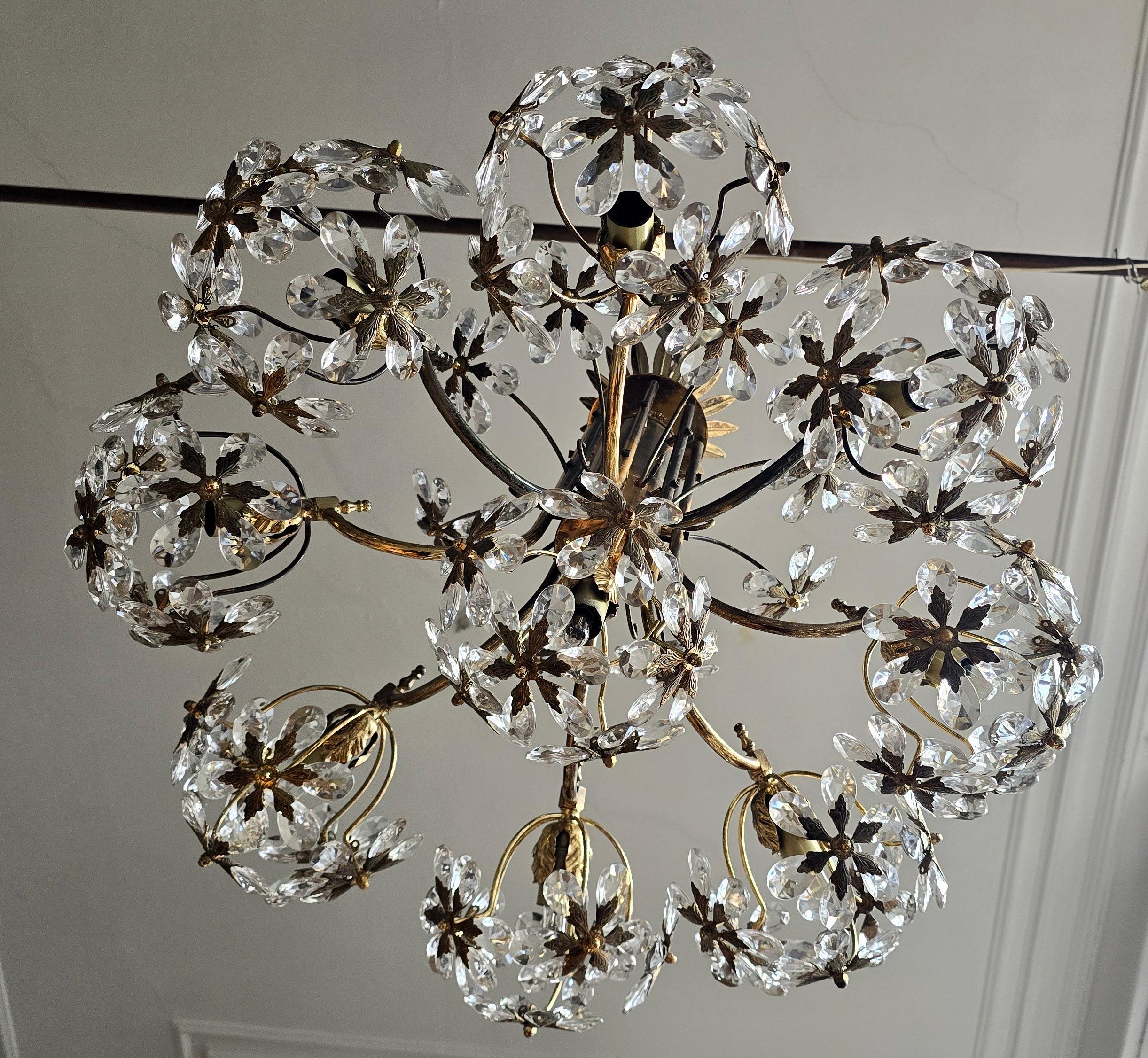 Allemand Lustre du milieu du siècle en laiton doré et cristal floral, attribué à Palwa, Allemagne en vente