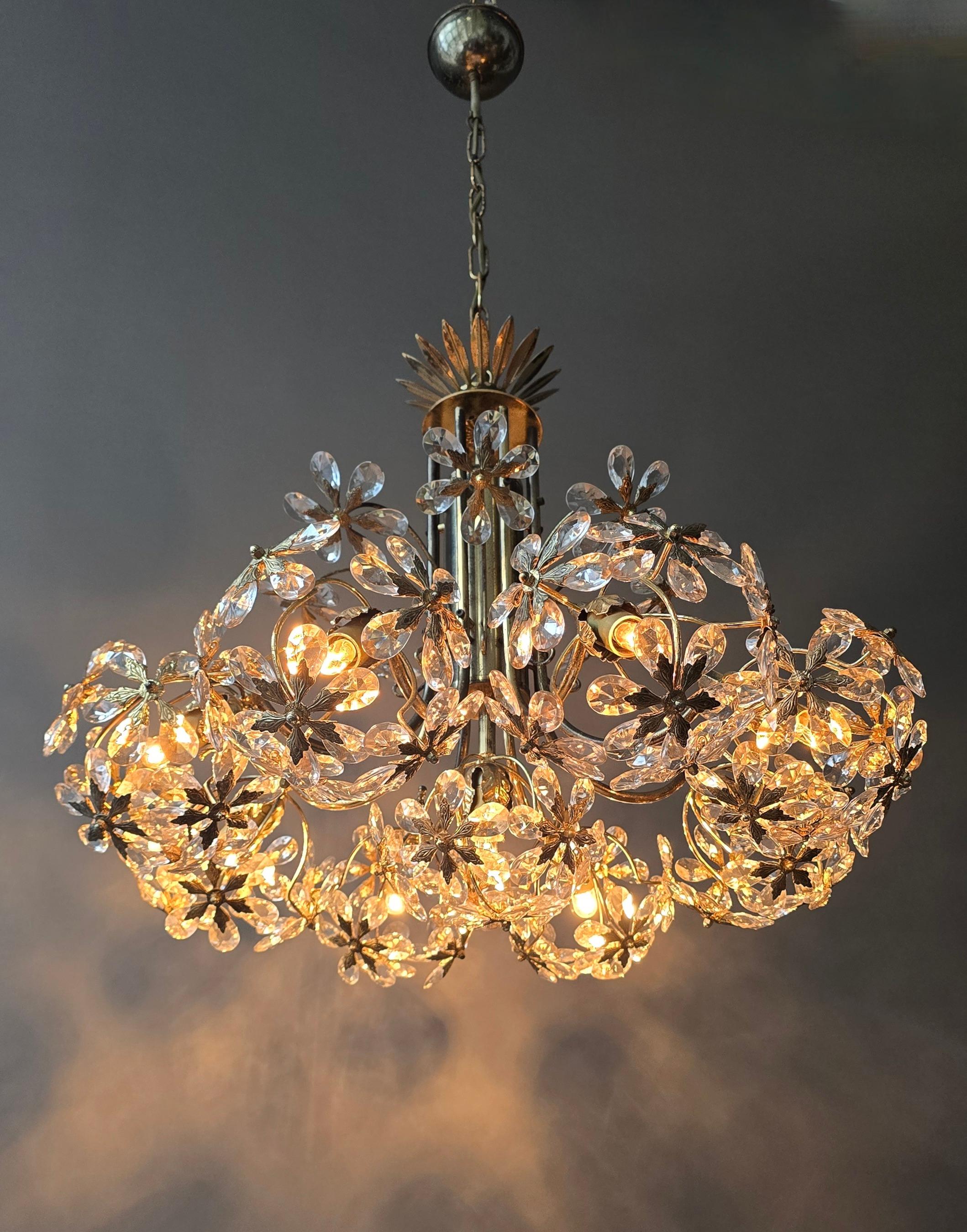 Lustre du milieu du siècle en laiton doré et cristal floral, attribué à Palwa, Allemagne Bon état - En vente à Antwerp, BE