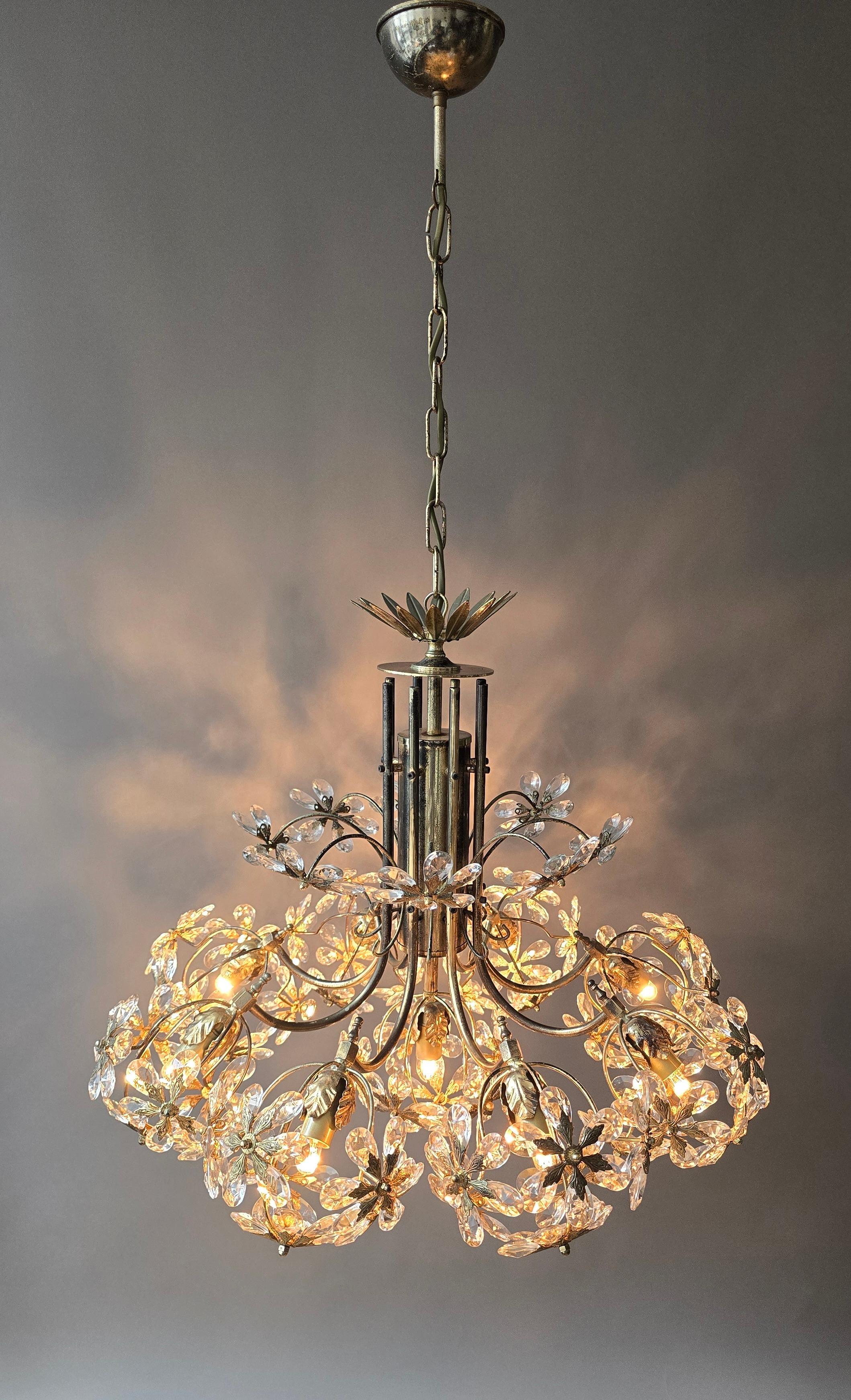 20ième siècle Lustre du milieu du siècle en laiton doré et cristal floral, attribué à Palwa, Allemagne en vente