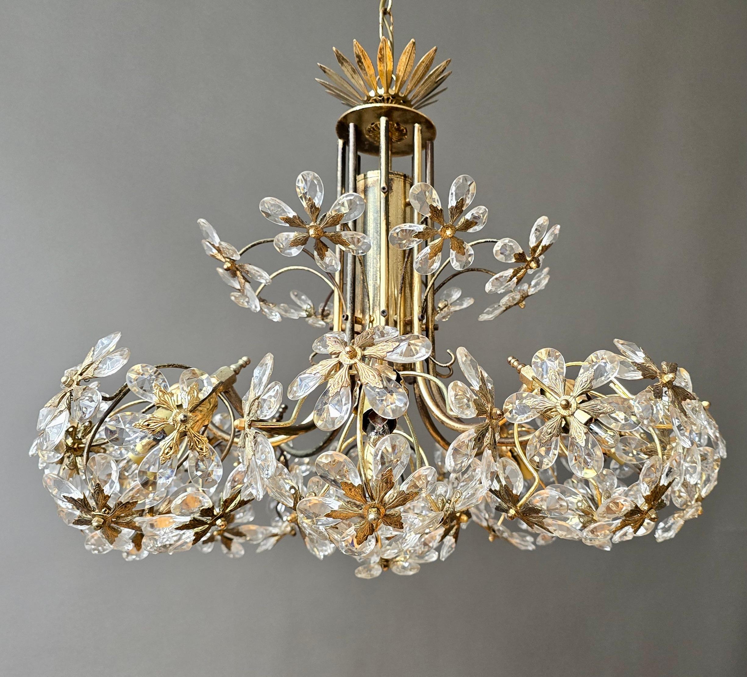 Laiton Lustre du milieu du siècle en laiton doré et cristal floral, attribué à Palwa, Allemagne en vente