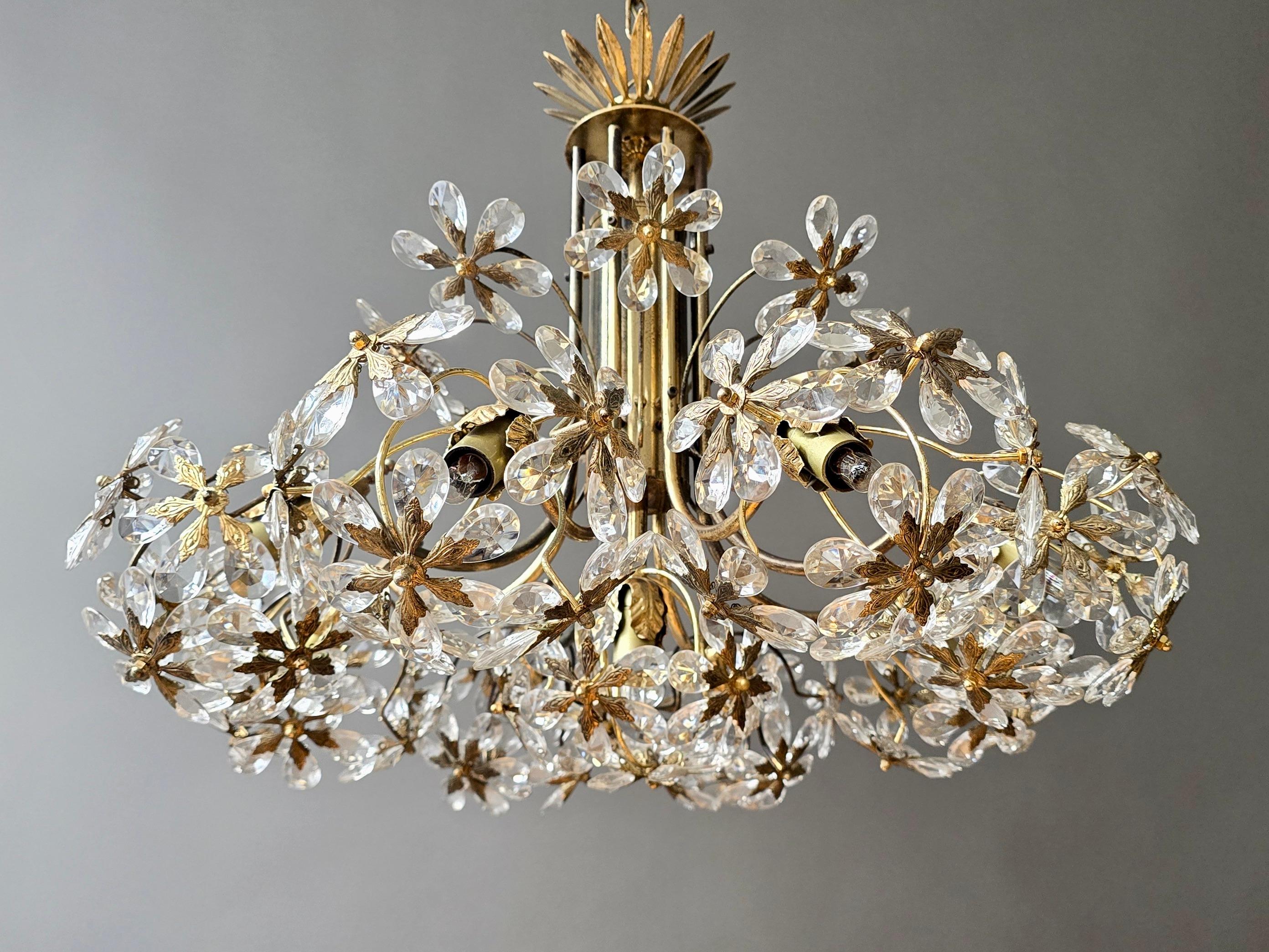 Lustre du milieu du siècle en laiton doré et cristal floral, attribué à Palwa, Allemagne en vente 1