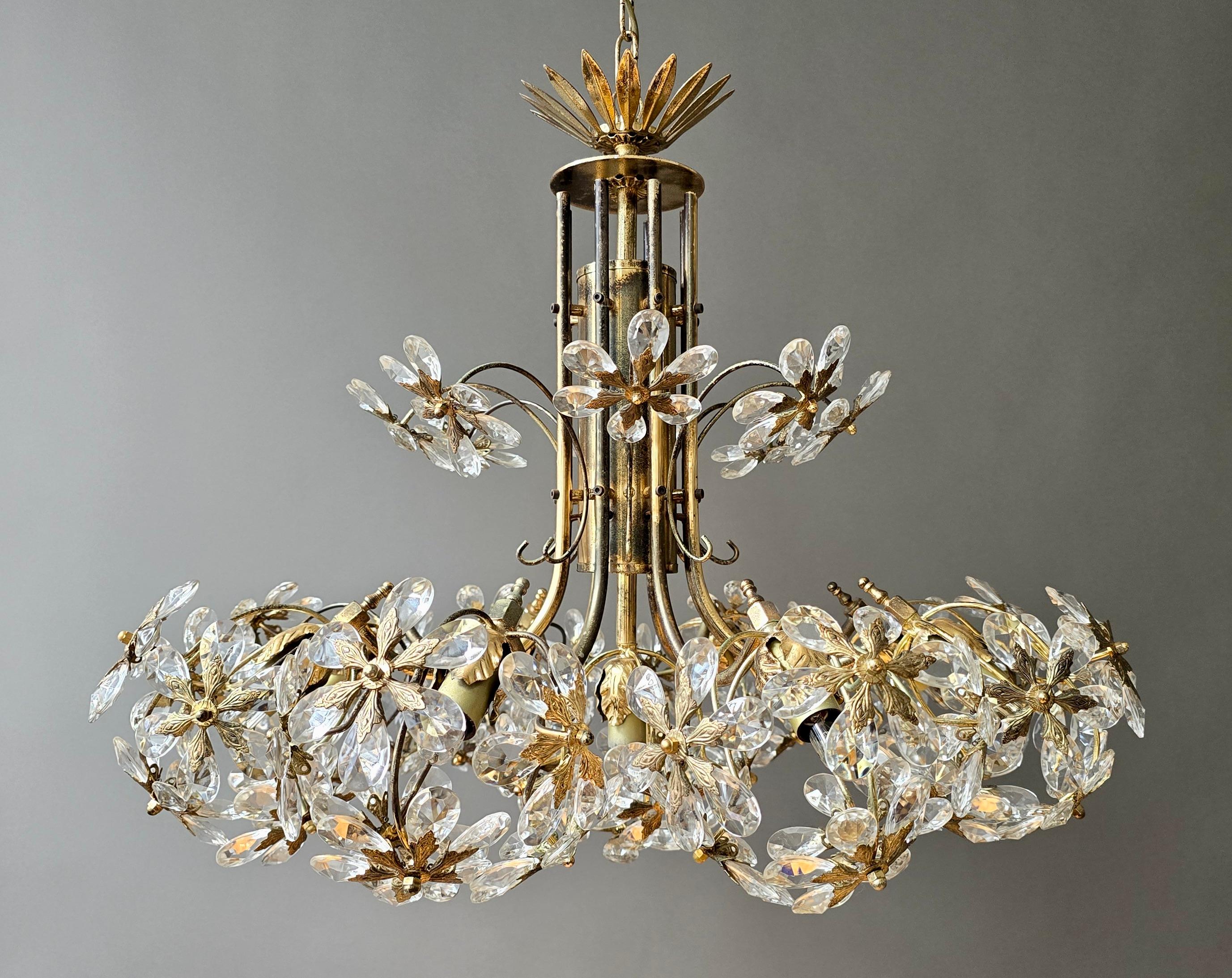 Lustre du milieu du siècle en laiton doré et cristal floral, attribué à Palwa, Allemagne en vente 2