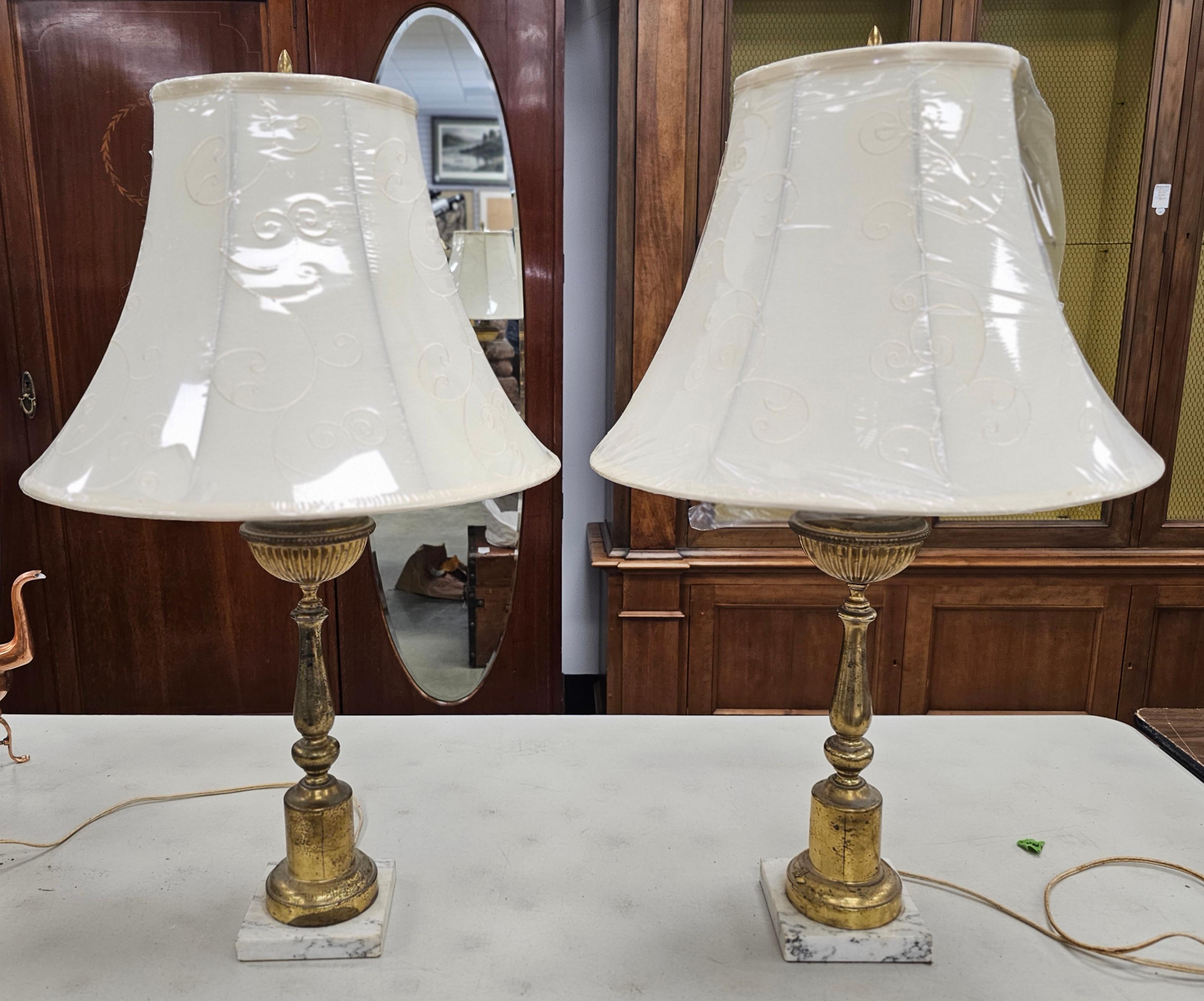 Mid-Century Modern Lampes de table du milieu du siècle en métal, laiton doré et marbre en vente