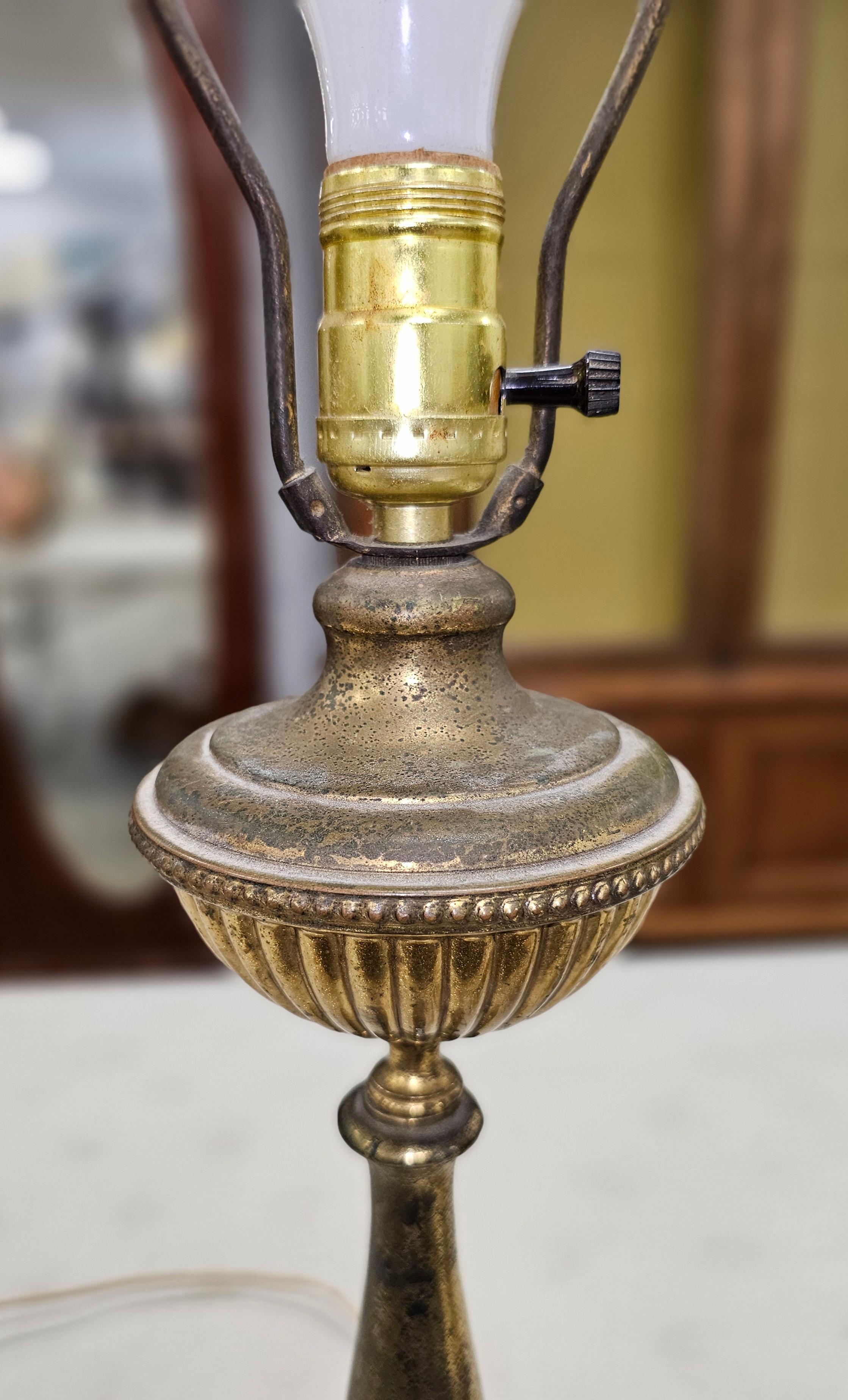Doré Lampes de table du milieu du siècle en métal, laiton doré et marbre en vente
