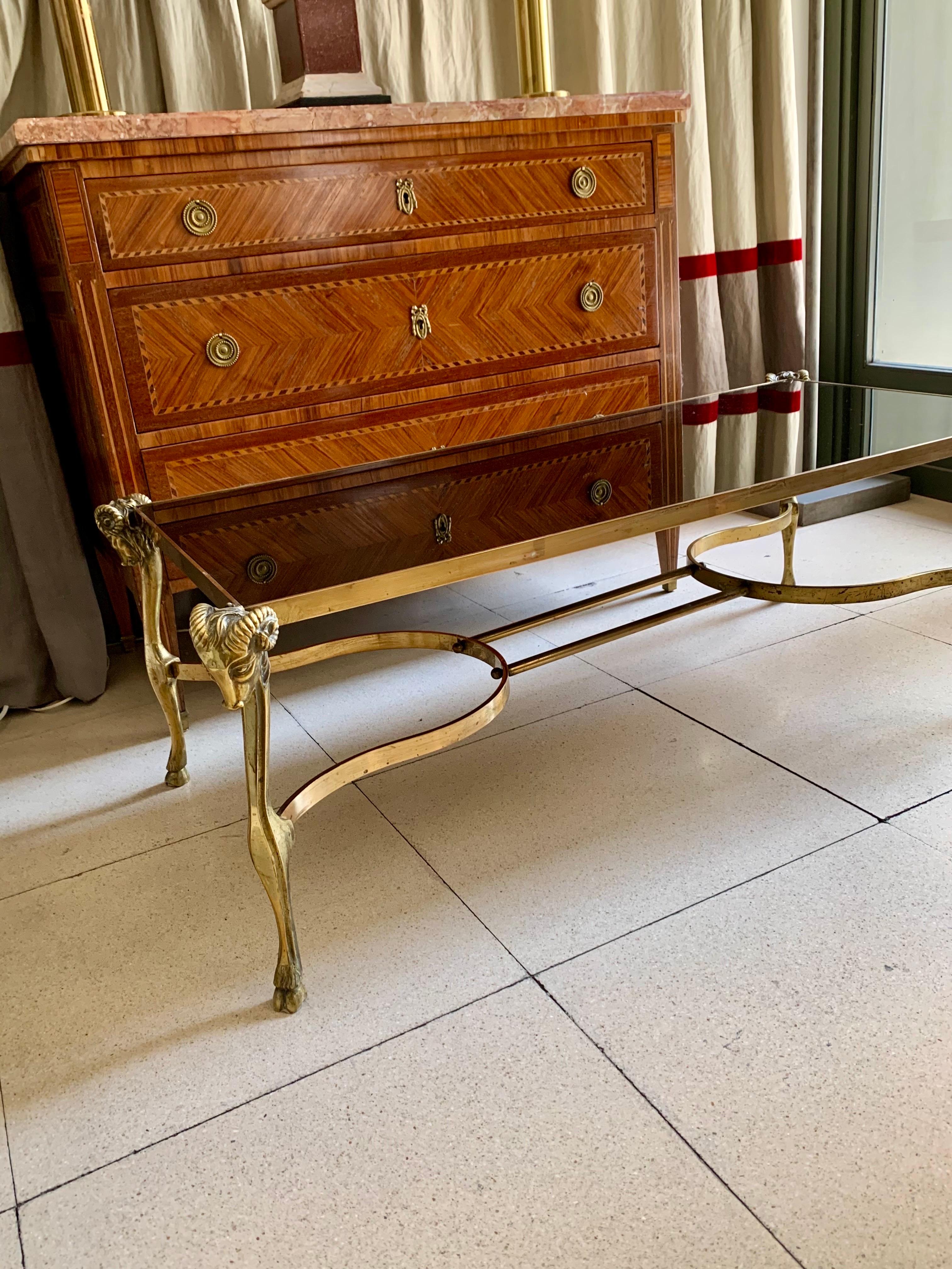 Néo-classique Table basse en bronze doré du milieu du siècle, style Jansen, plateau en verre noir en vente