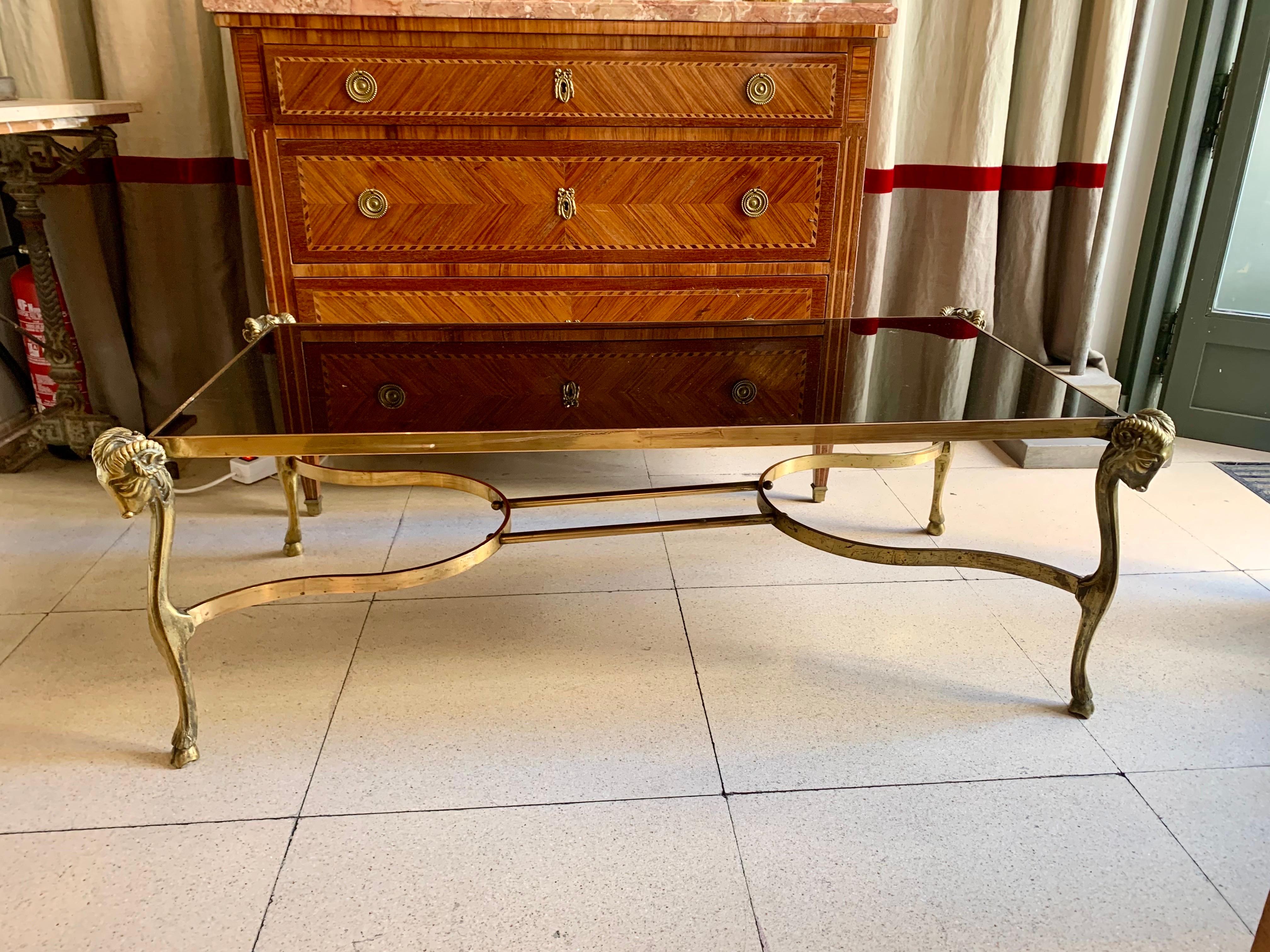 Français Table basse en bronze doré du milieu du siècle, style Jansen, plateau en verre noir en vente