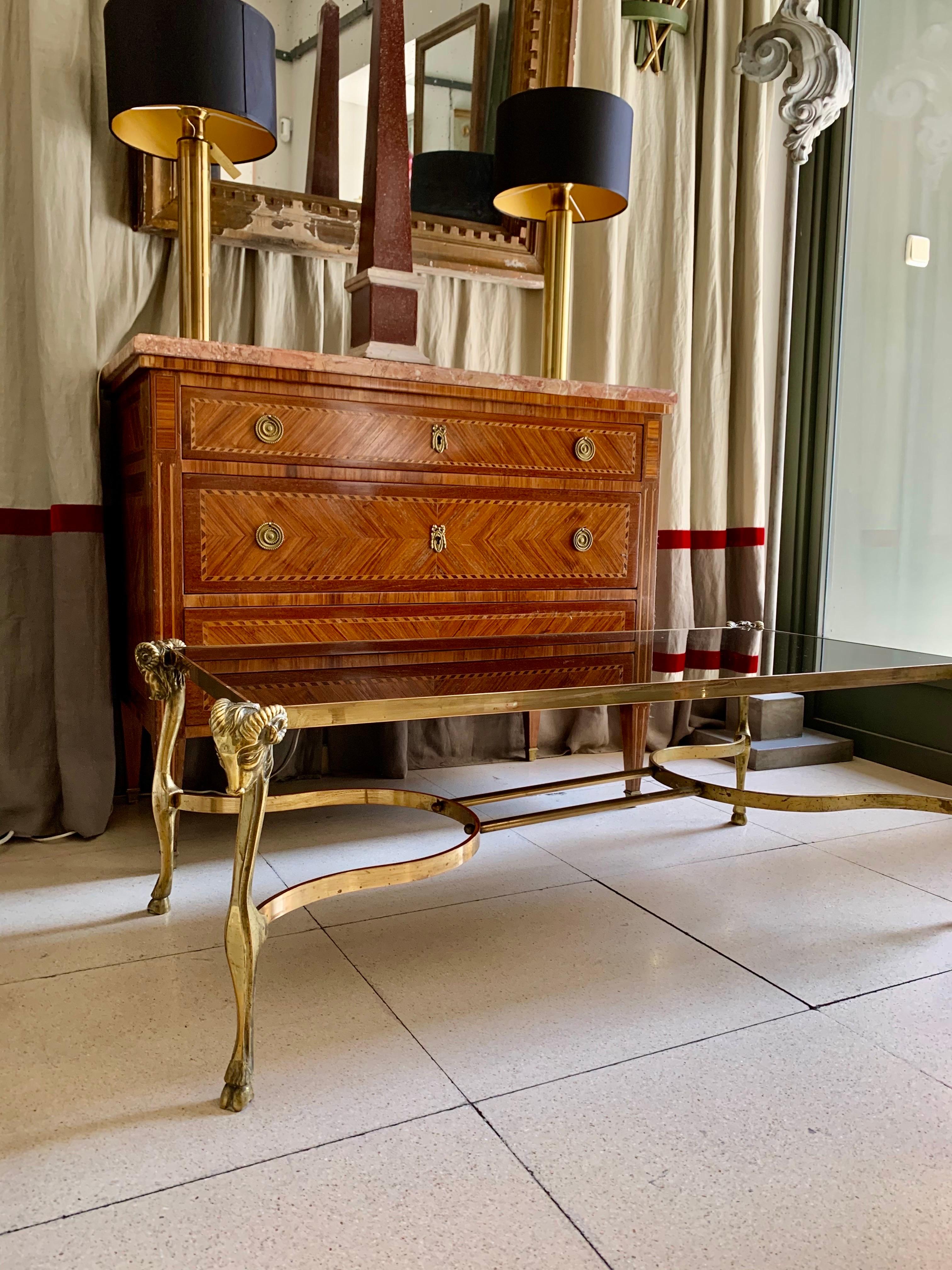 Doré Table basse en bronze doré du milieu du siècle, style Jansen, plateau en verre noir en vente