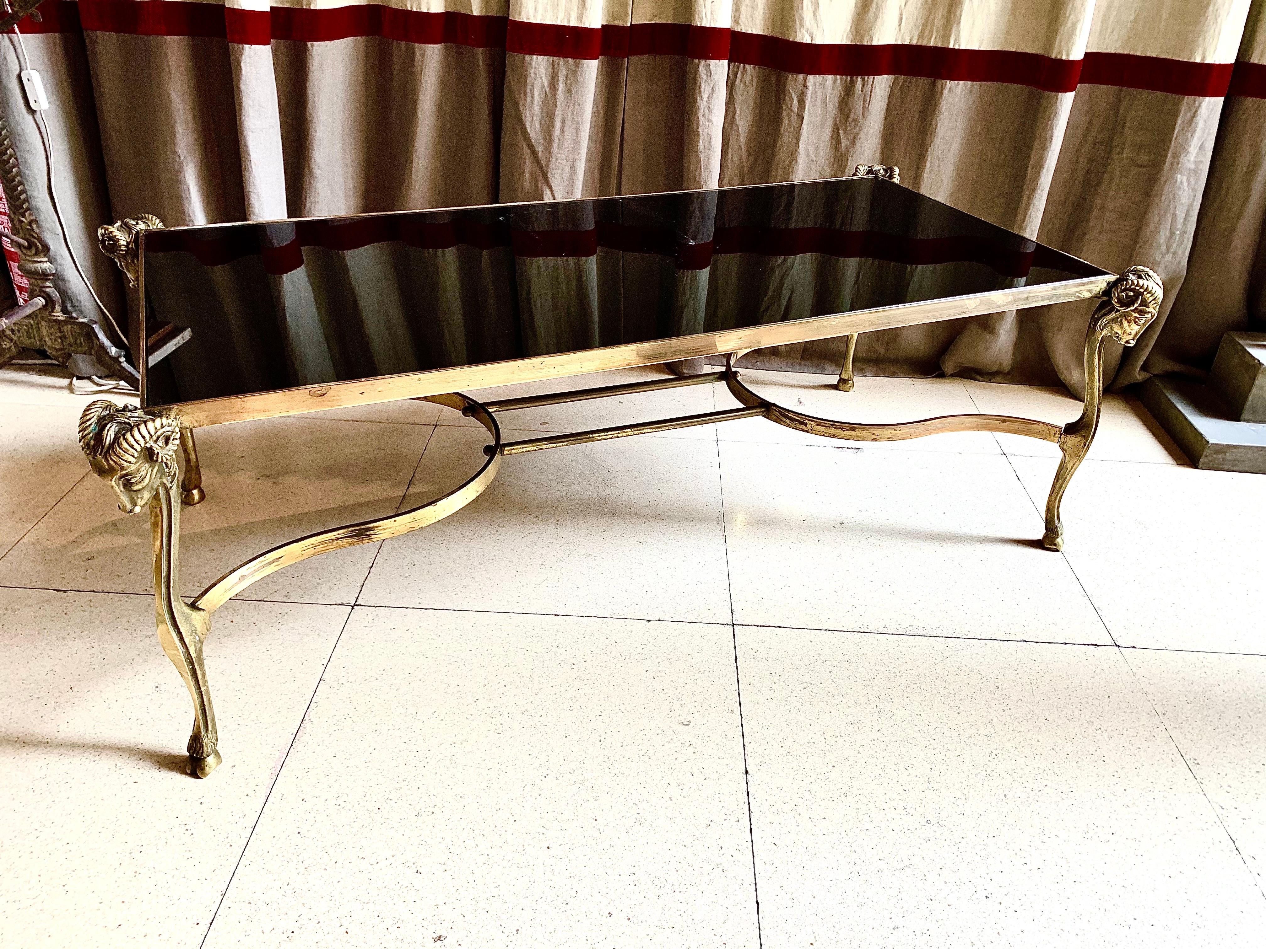 20ième siècle Table basse en bronze doré du milieu du siècle, style Jansen, plateau en verre noir en vente