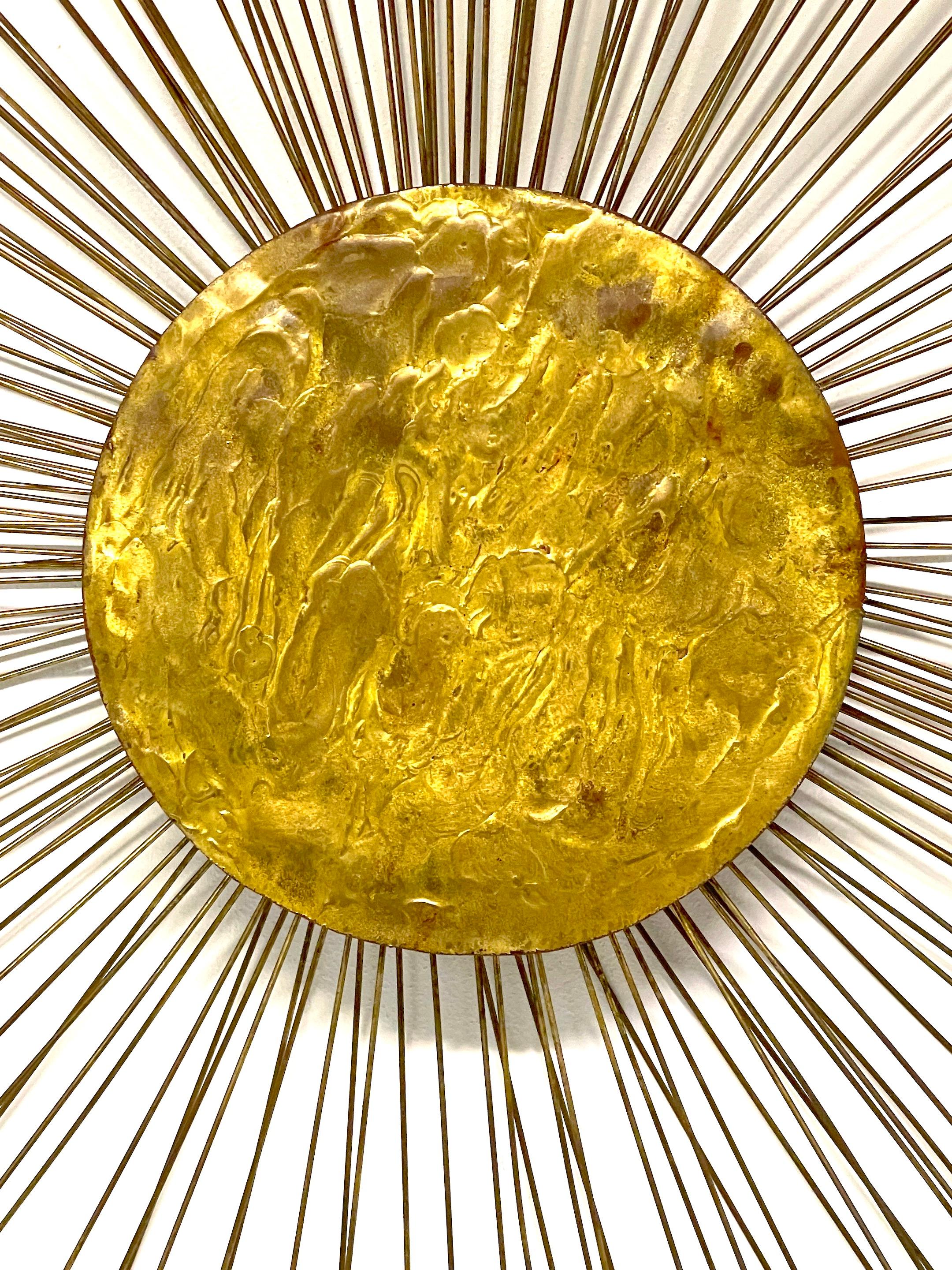 Mid-Century Modern  Sculpture murale Sunburst en bronze doré du milieu du siècle dernier, attribuée à William Friedle  en vente