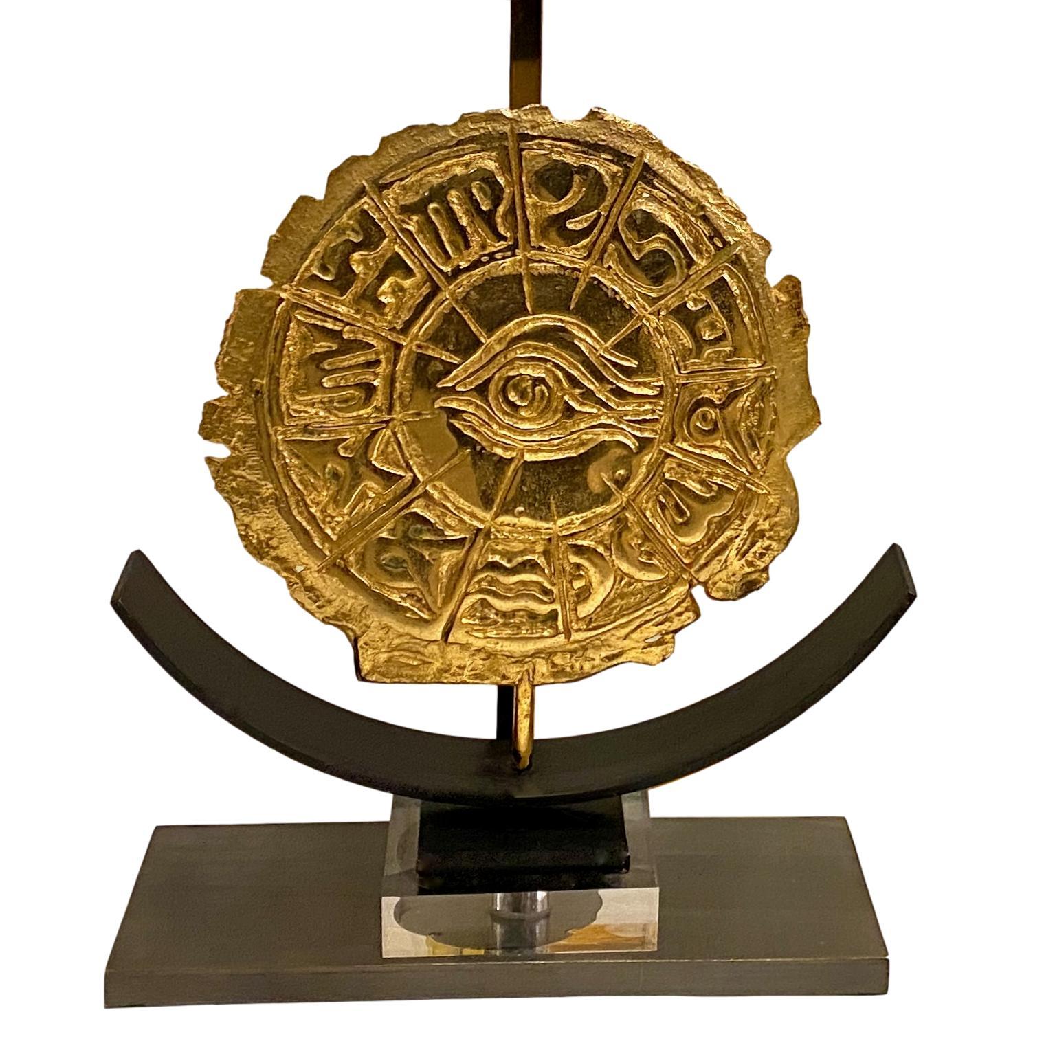 Lampe de table italienne en bronze doré datant des années 1950.

Mesures :
Hauteur du corps : 14
Hauteur jusqu'à l'appui de l'abat-jour : 24