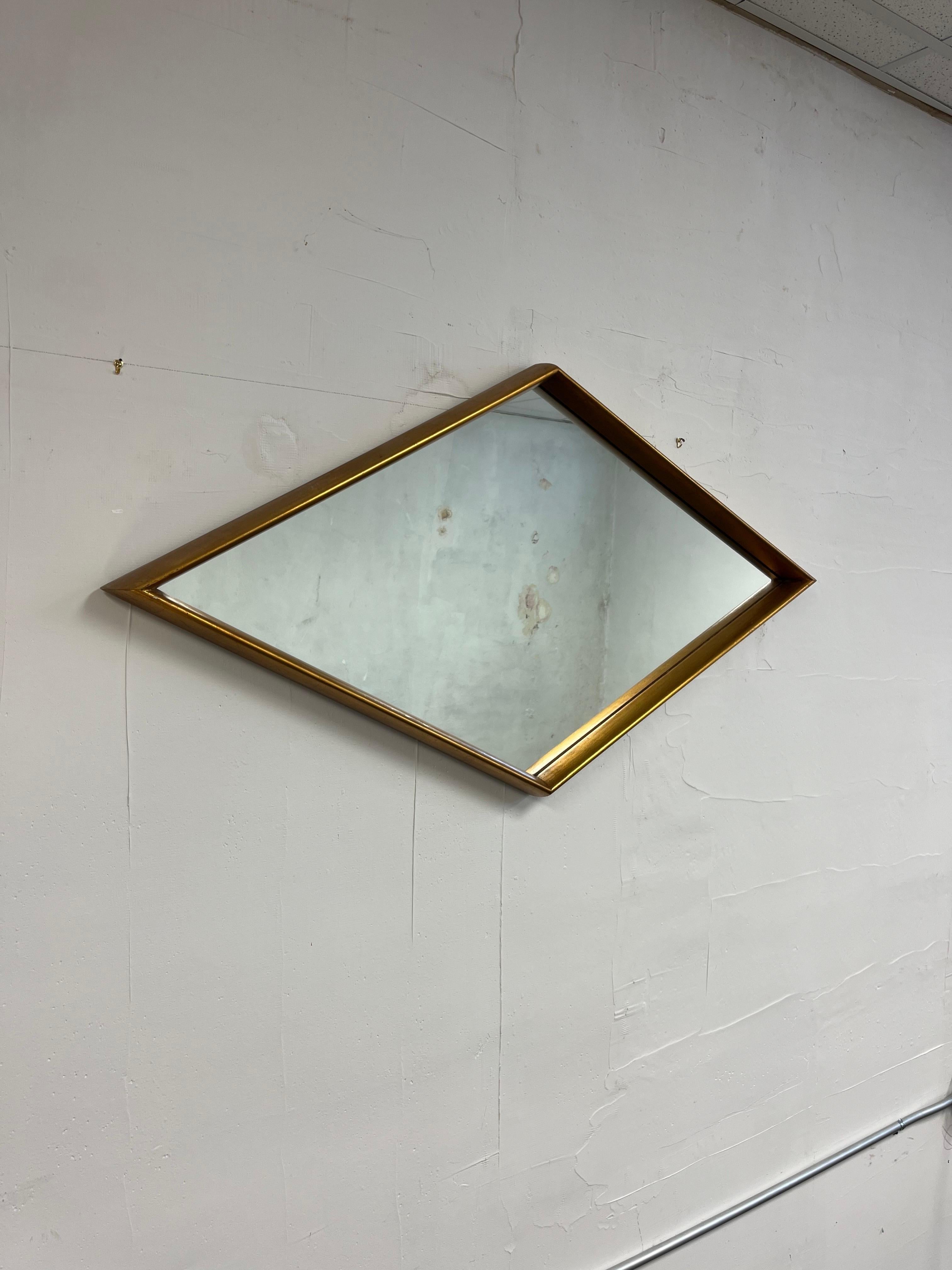 Magnifique grand miroir en forme de diamant à la manière de Labarge. Cadre conique profond en finition dorée. Très élégant et polyvalent, il peut être suspendu horizontalement (tel que présenté) ou verticalement. 
En bordure de route vers NYC/Philly