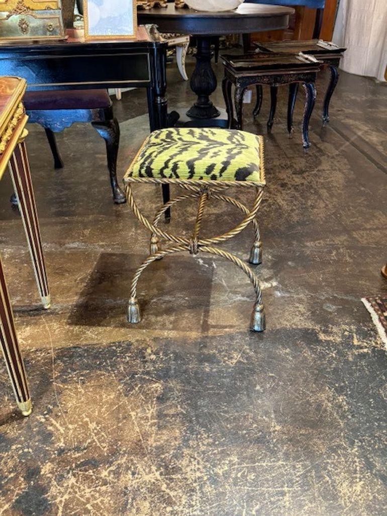 Sgabello decorativo in ferro dorato della metà del secolo scorso. Rivestito con un bellissimo velluto Scalamandre tigrato. Un grande pezzo d'accento! Circa 1940
17w x 17d x 21h