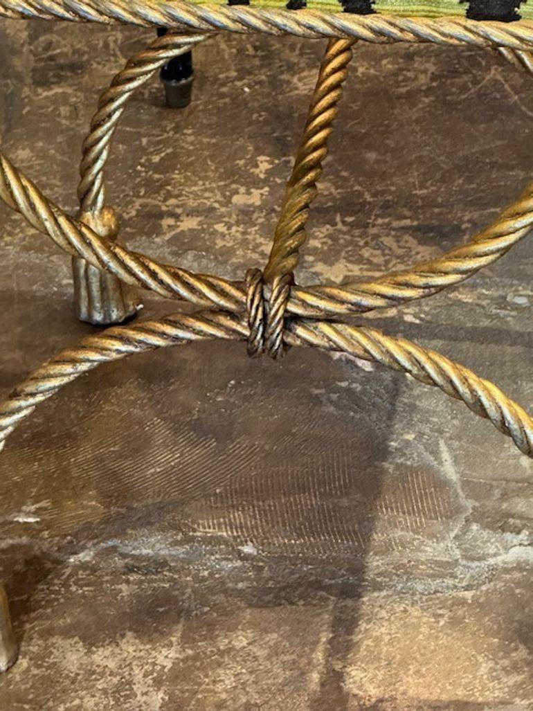 Sgabello in ferro dorato di metà secolo con rivestimento in Scalamandre In condizioni buone in vendita a Dallas, TX