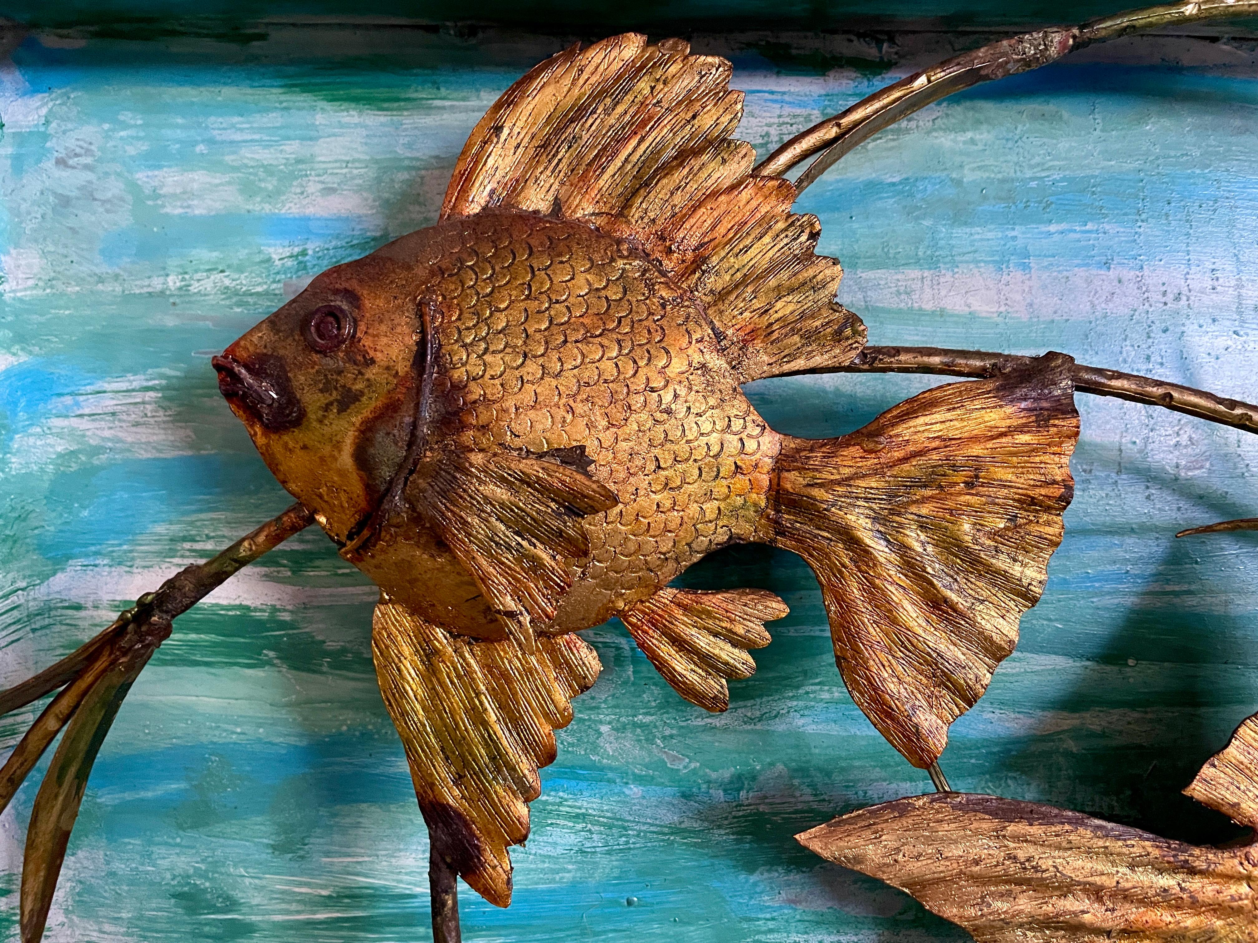 Acquario di pesce brutalista in metallo dorato del metà del secolo scorso in vendita 4