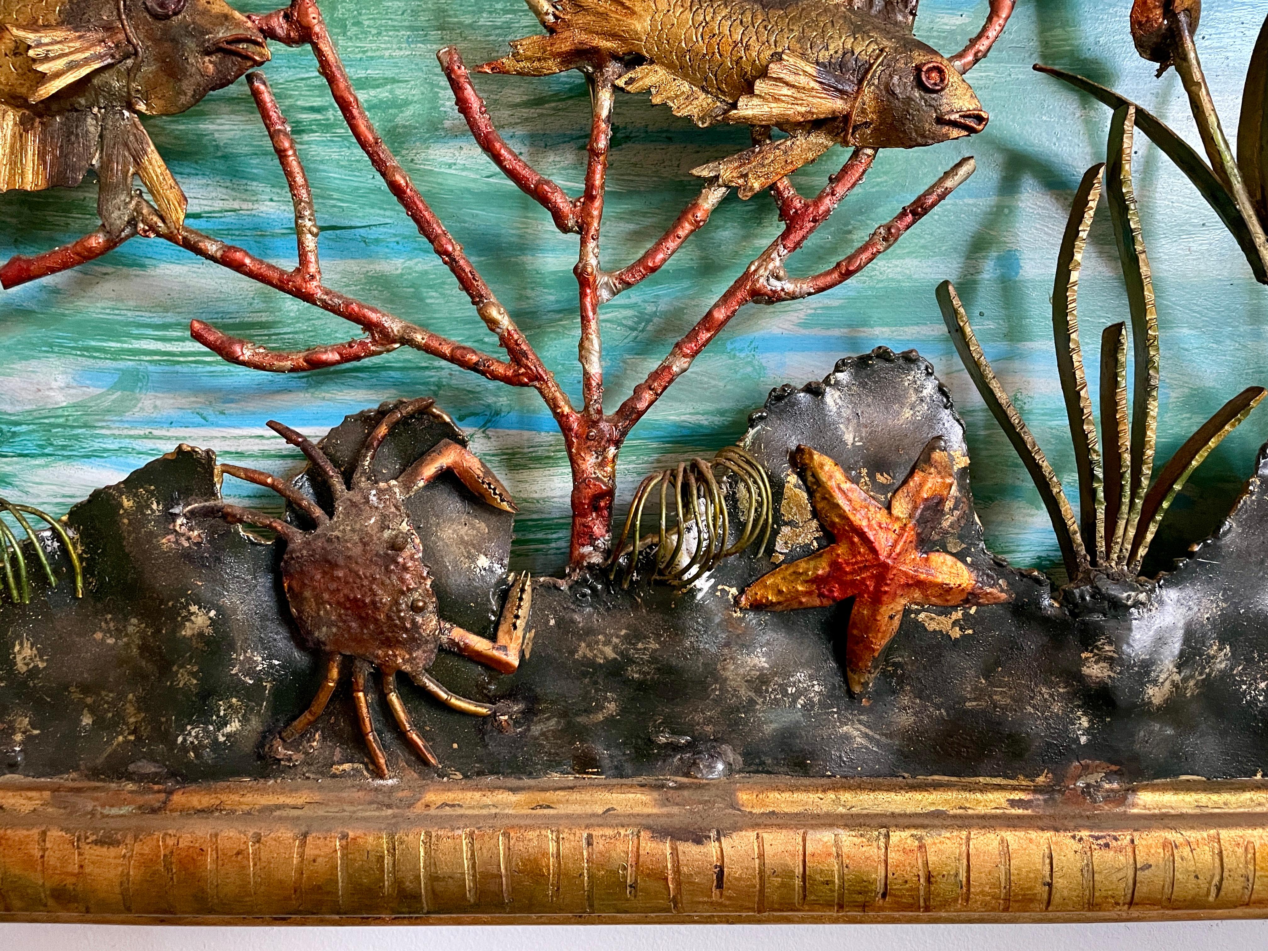 Acquario di pesce brutalista in metallo dorato del metà del secolo scorso in vendita 8