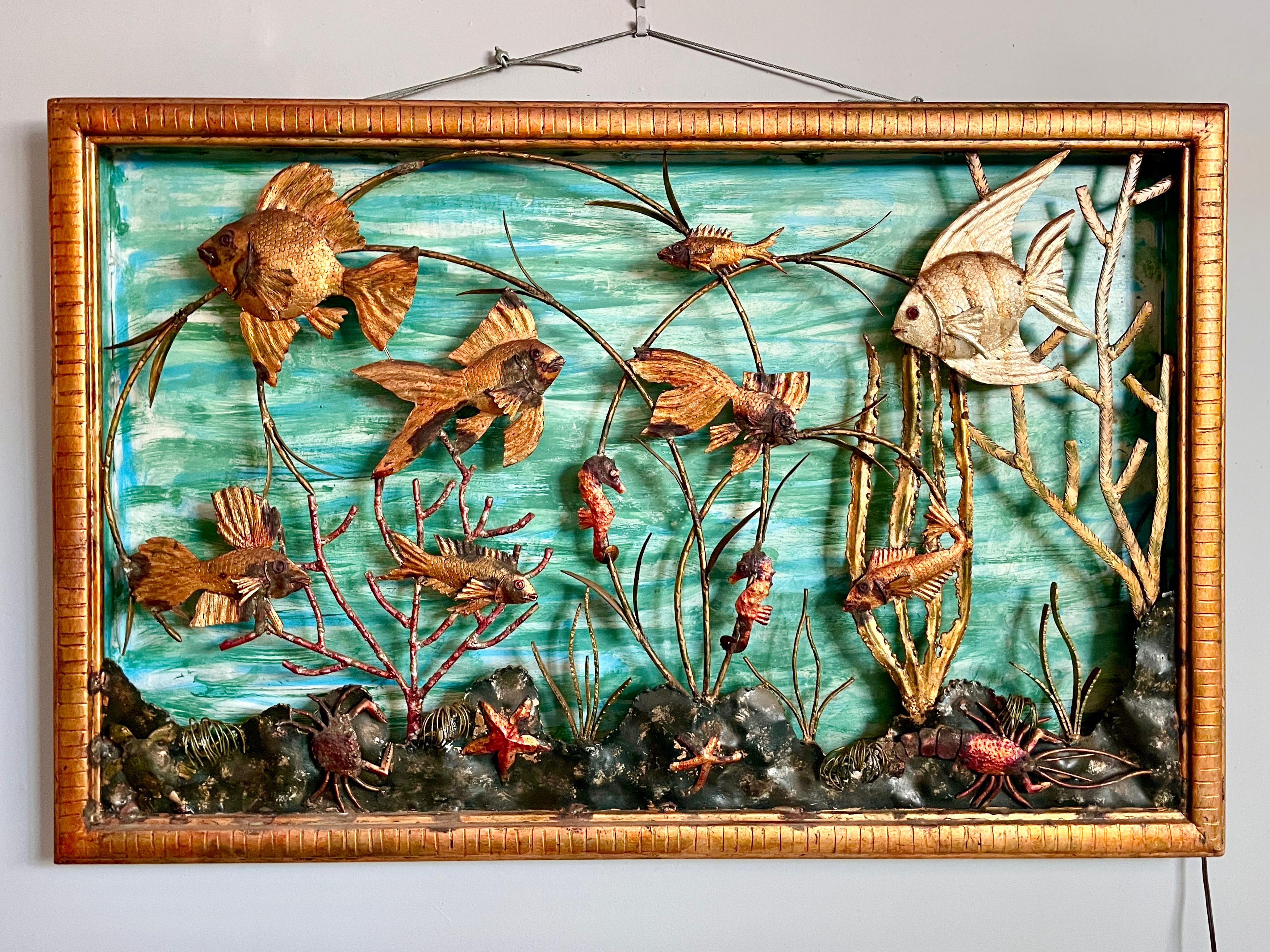 Scultura brutalista da parete in metallo dorato del Mid Century Modern, proveniente da Maiorca, Spagna. Scogliera corallina tagliata a torcia con pesci angelo saldati, cavallucci marini, stelle marine, granchi e una tartaruga, il tutto