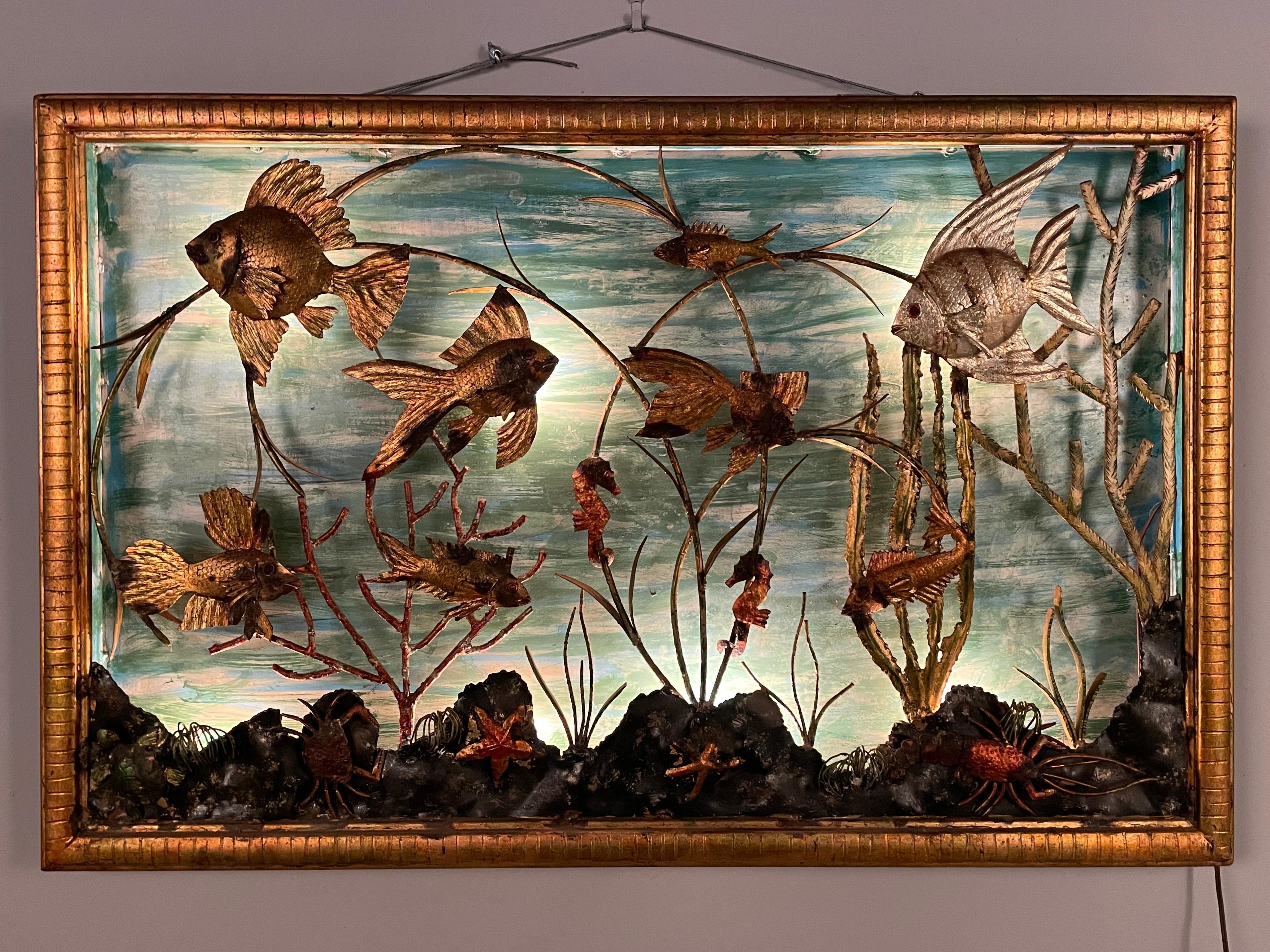 Spagnolo Acquario di pesce brutalista in metallo dorato del metà del secolo scorso in vendita