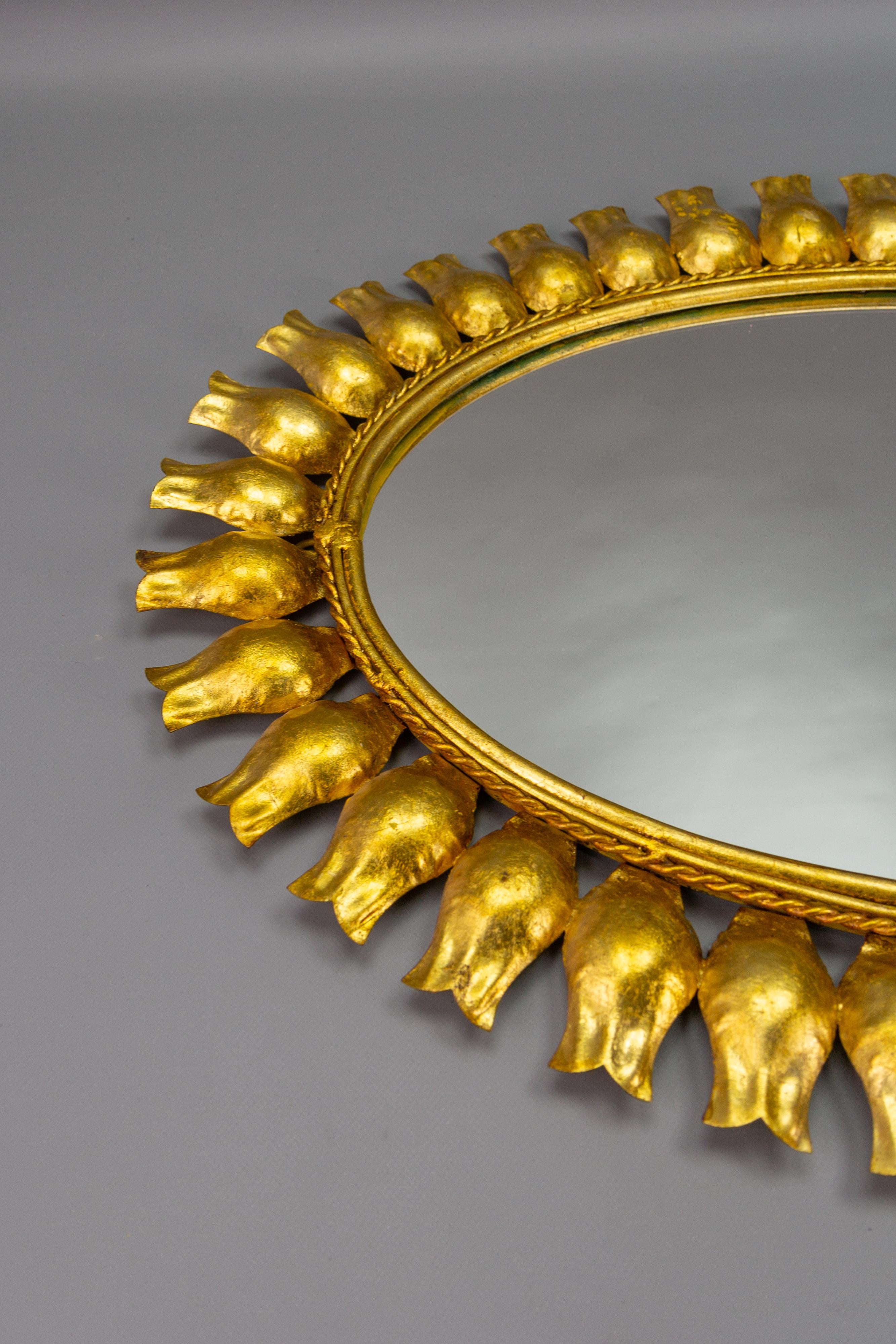 Mid-Century Vergoldetes Metall Oval Sunburst Wandspiegel im Angebot 1
