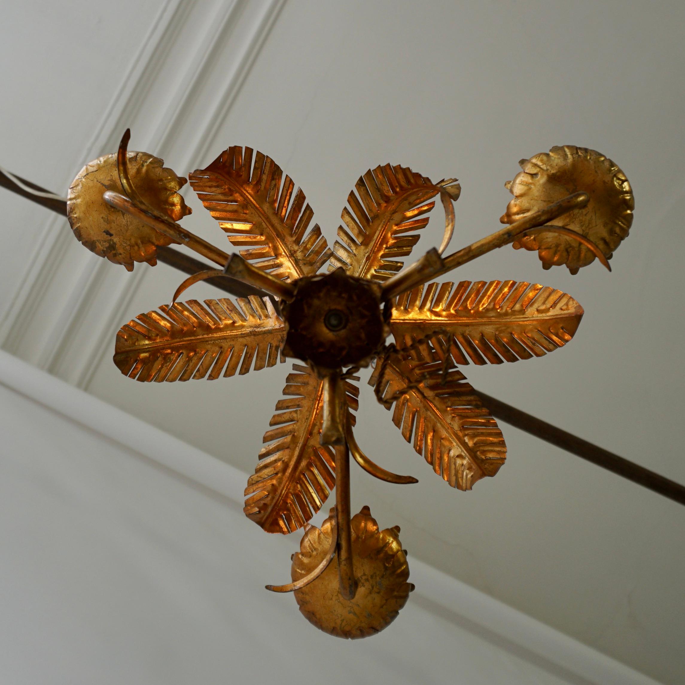 Mid-Century Gilt Metal Palm Leaf Chandelier, 1970s In Good Condition For Sale In Antwerp, BE