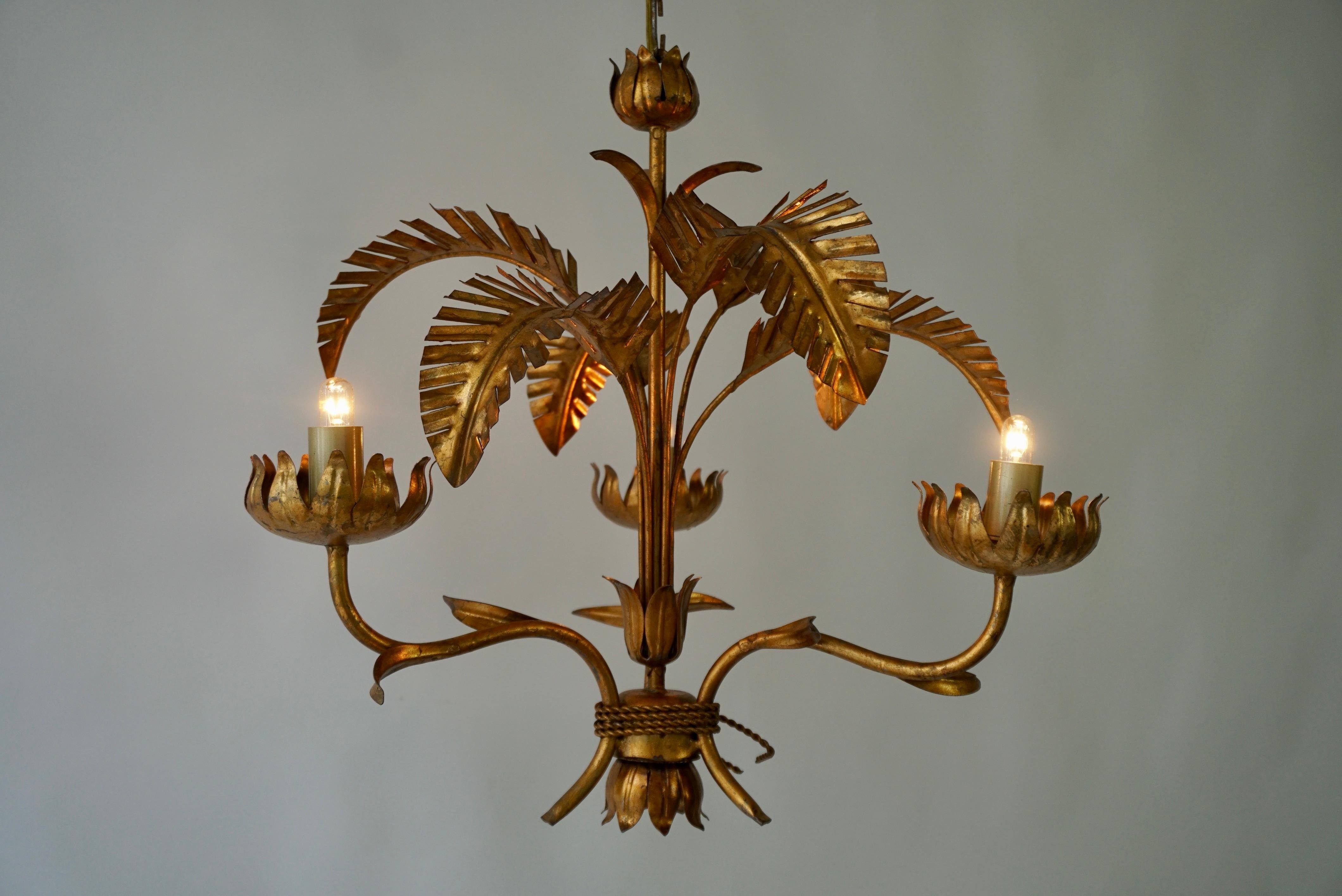 Mid-Century Gilt Metal Palm Leaf Chandelier, 1970s In Good Condition For Sale In Antwerp, BE