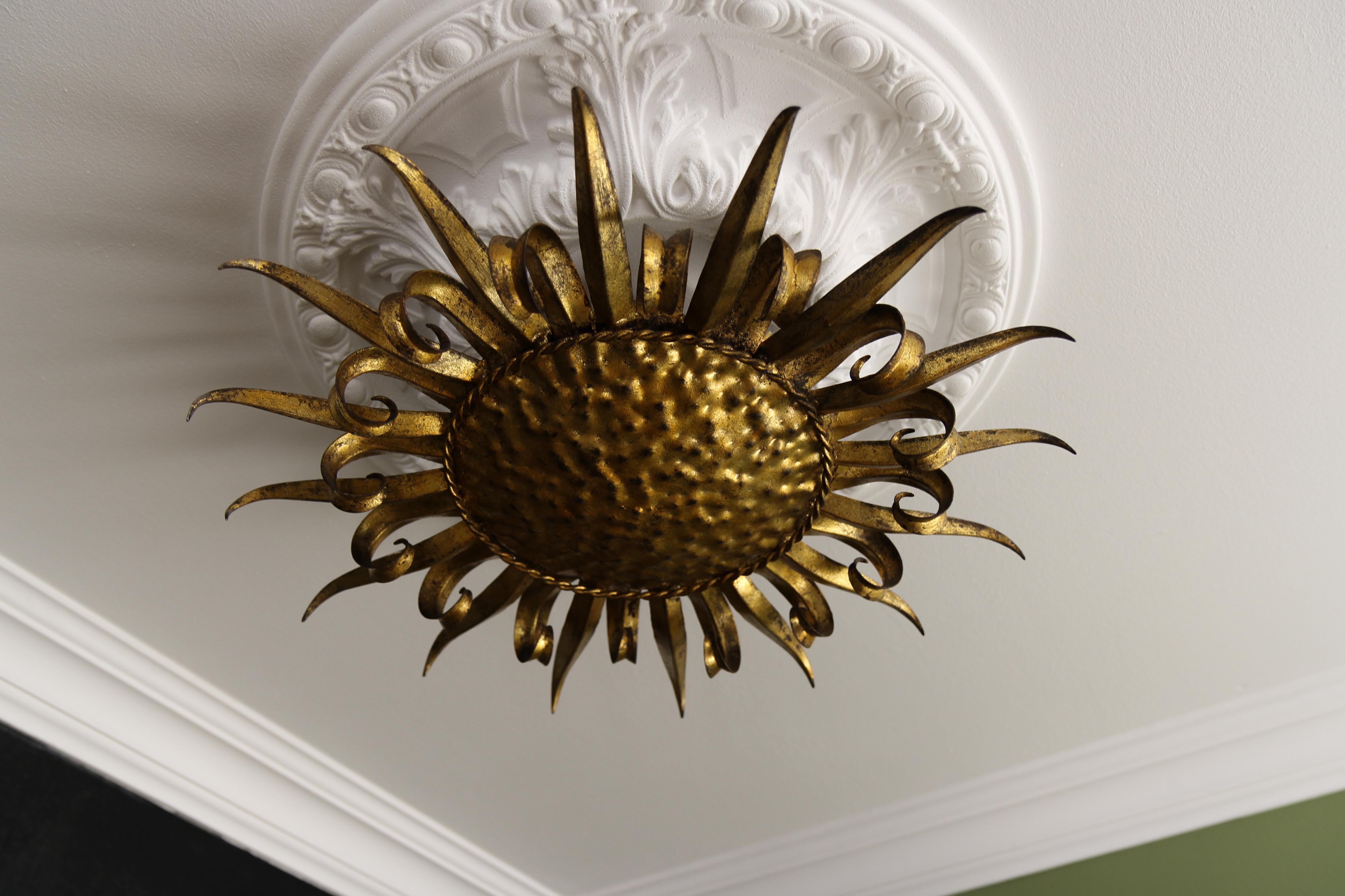 Plafoniera a forma di sole di metà secolo in metallo dorato, Spagna, anni '50 in vendita 1