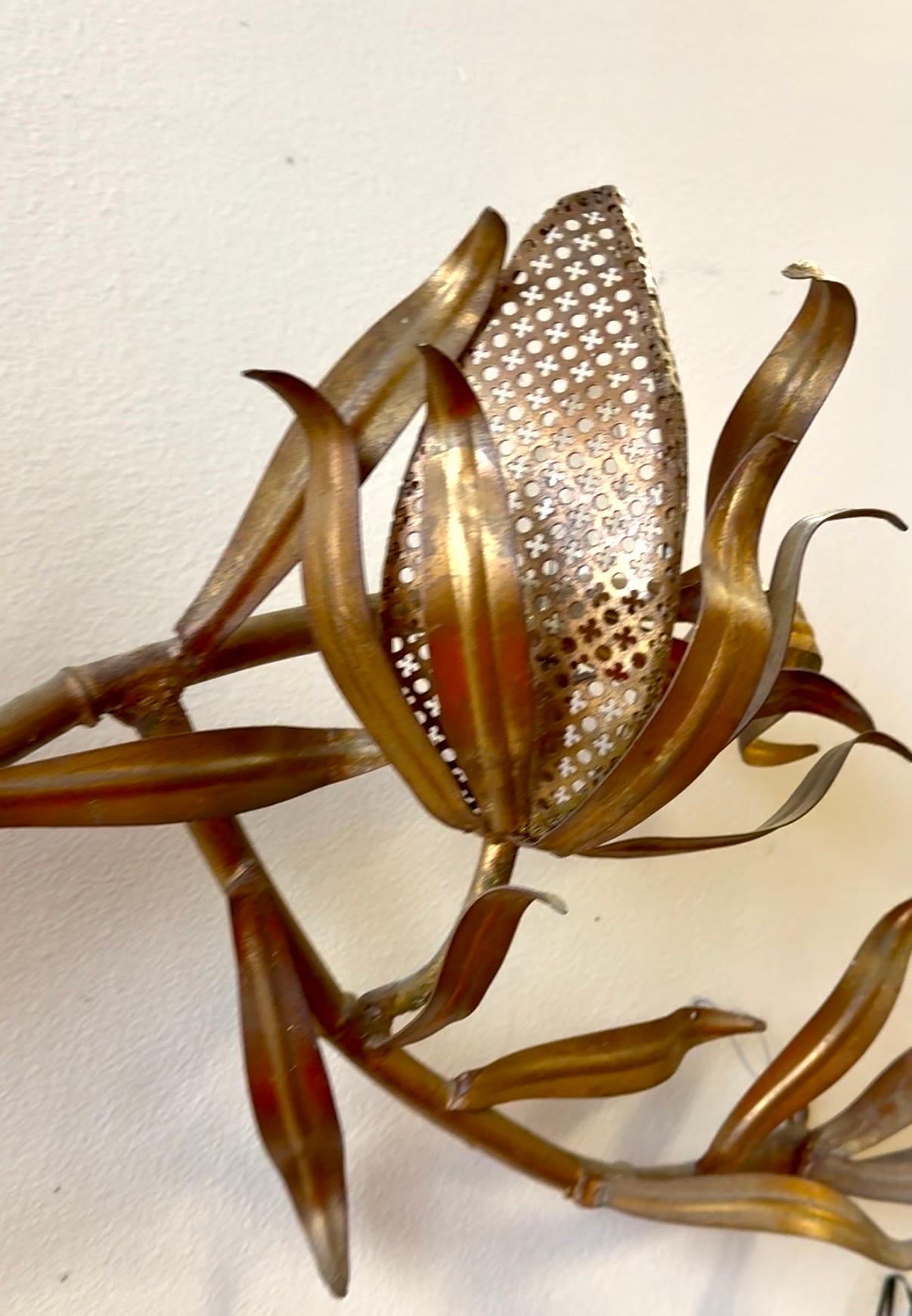 Italienische vergoldete Metall-Ton-Wandleuchter-Skulptur mit sechs Blumenmotiven aus der Mitte des Jahrhunderts (Moderne der Mitte des Jahrhunderts) im Angebot