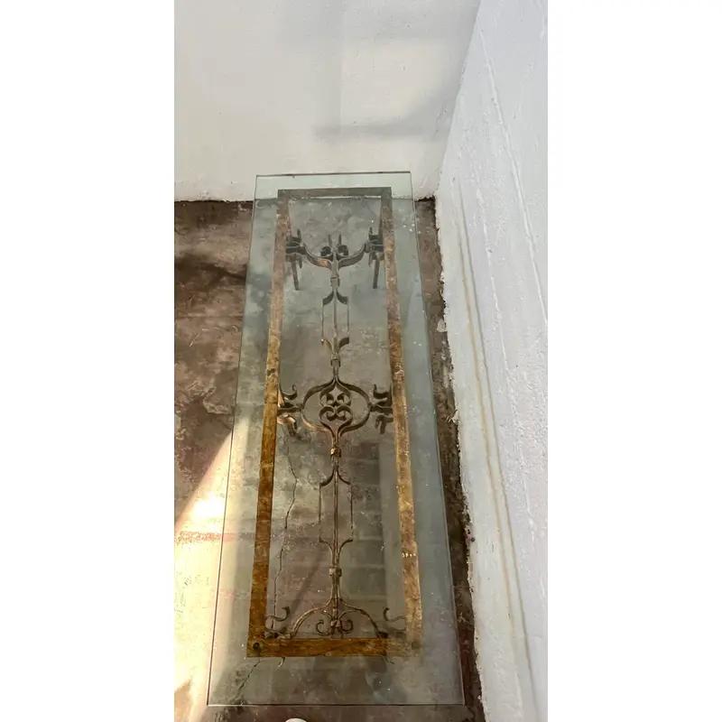 Mid-Century Modern Table basse du milieu du siècle en fer à volutes dorées et verre en vente