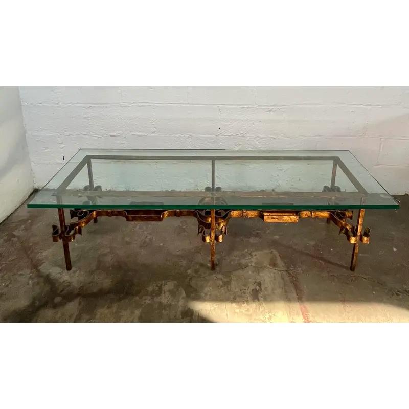 Inconnu Table basse du milieu du siècle en fer à volutes dorées et verre en vente