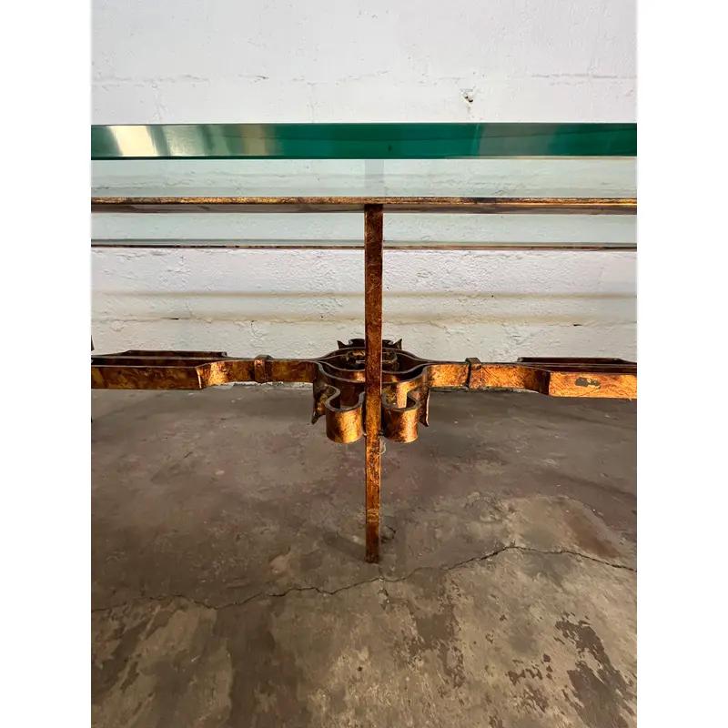 Table basse du milieu du siècle en fer à volutes dorées et verre Bon état - En vente à W Allenhurst, NJ