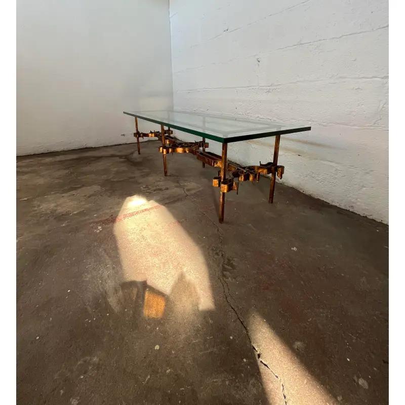 20ième siècle Table basse du milieu du siècle en fer à volutes dorées et verre en vente