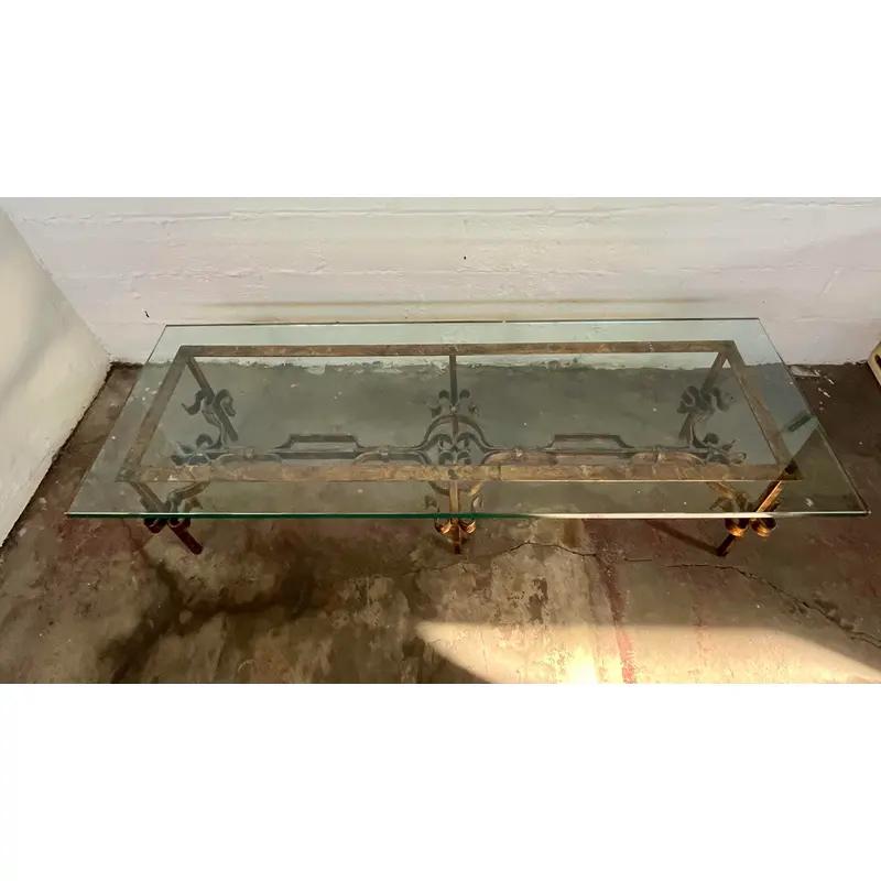 Verre Table basse du milieu du siècle en fer à volutes dorées et verre en vente
