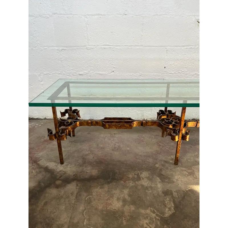 Table basse du milieu du siècle en fer à volutes dorées et verre en vente 1
