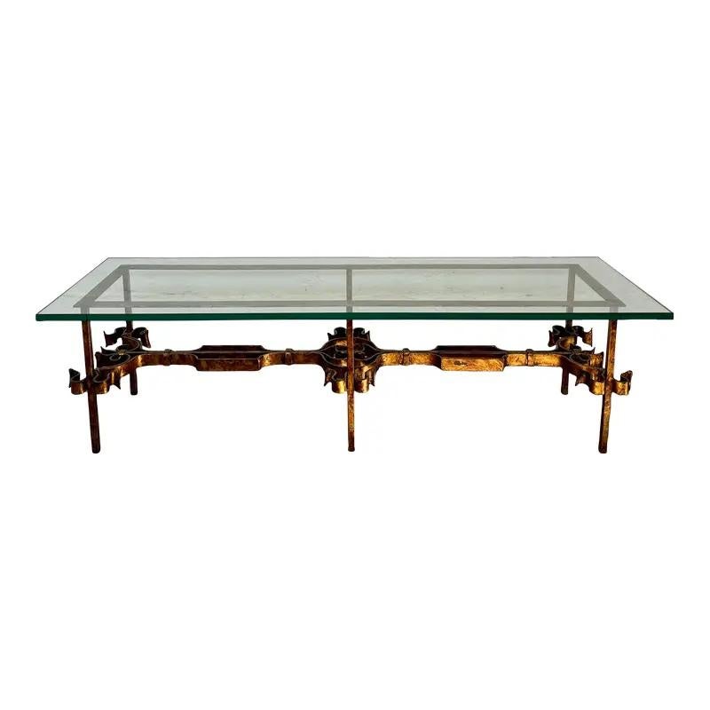 Table basse du milieu du siècle en fer à volutes dorées et verre en vente 2