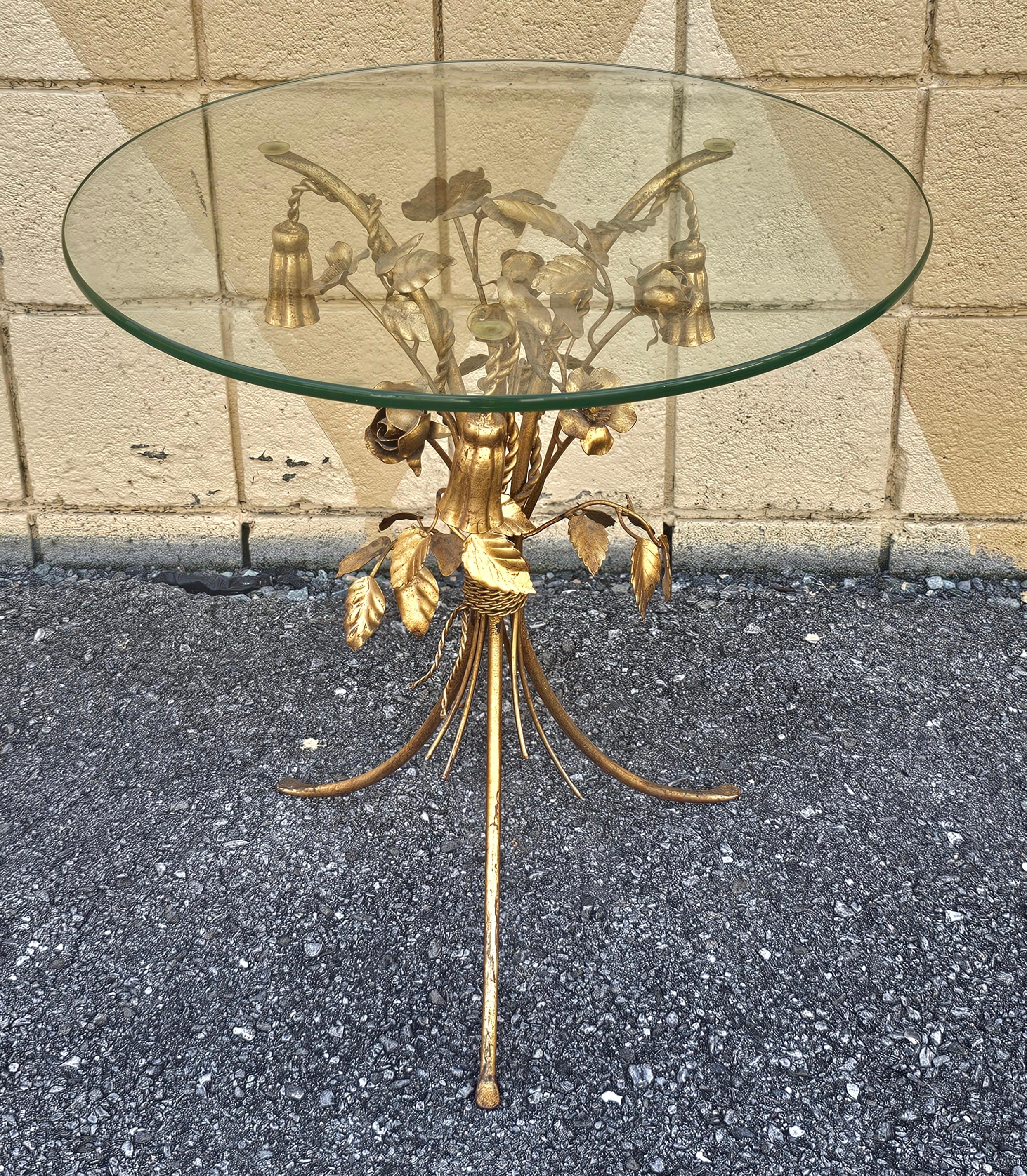 Mid-Century Beistelltisch aus vergoldeten Rosen und Glas, Hans Kögl, 1970 Deutschland. Misst 20
