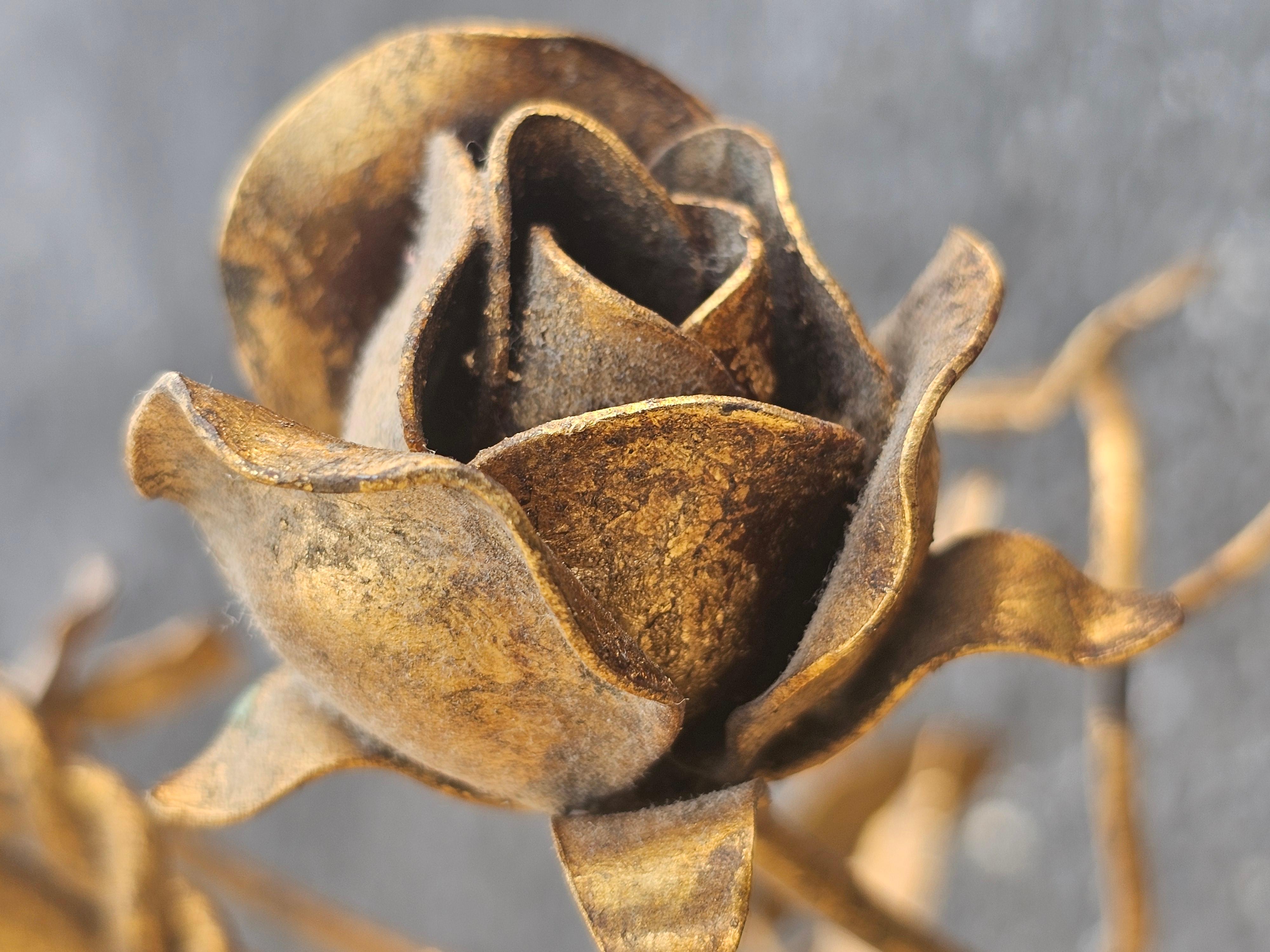 Beistelltisch mit vergoldeten Rosen und Glas aus der Jahrhundertmitte, Hans Kögl, 1970 Deutschland (Metall) im Angebot