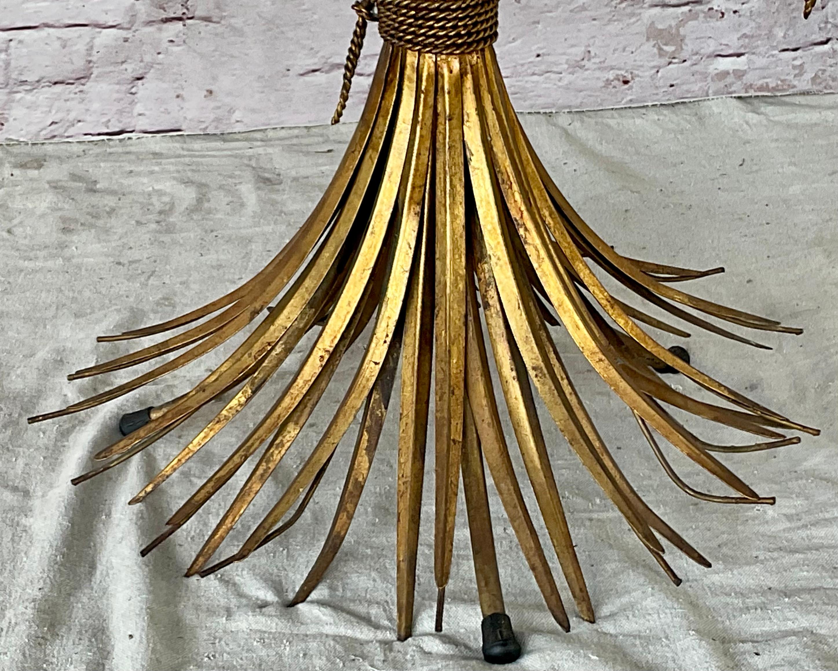 Tavolino di metà secolo in legno dorato Coco Chanel in vendita 1