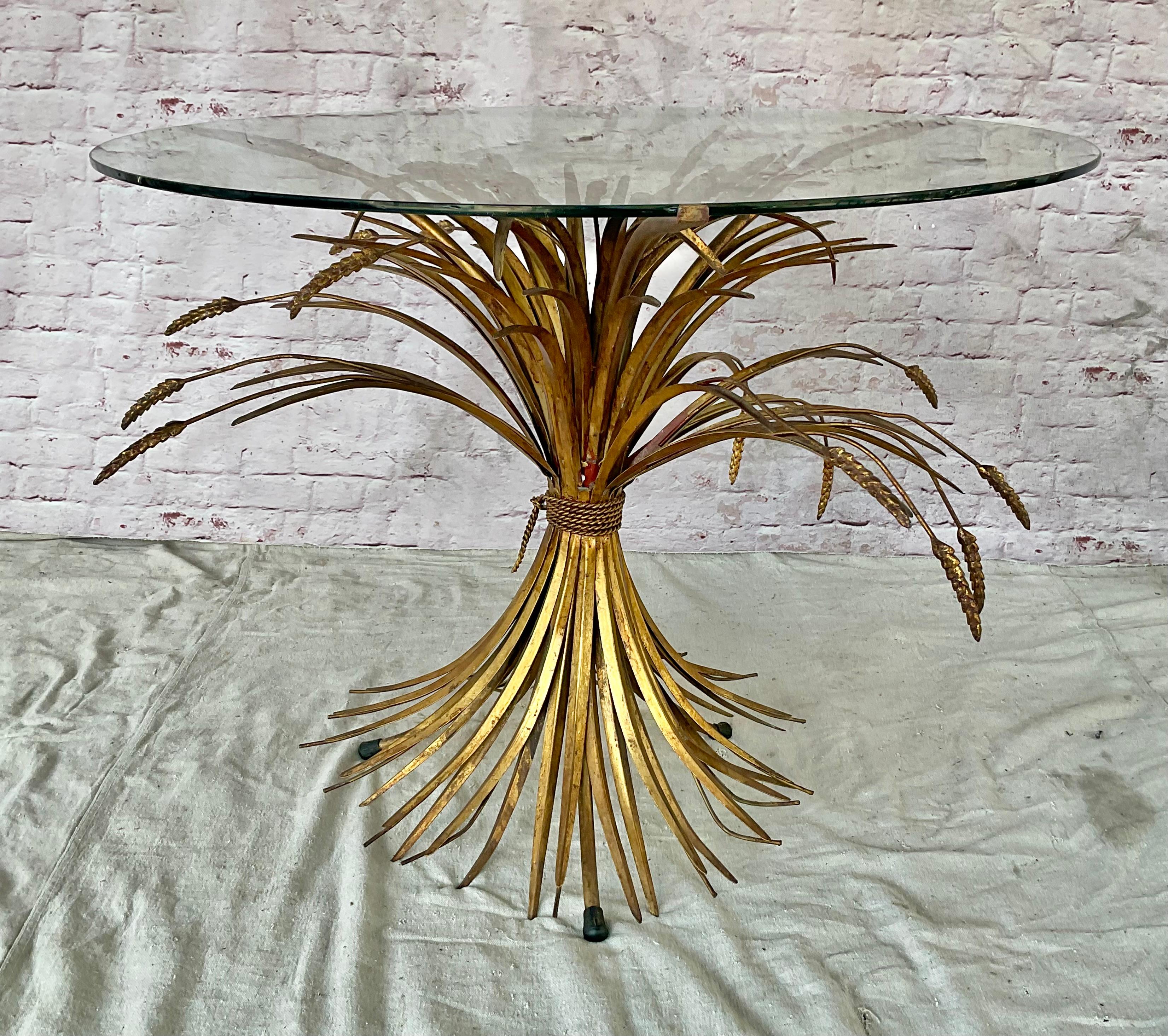 Tavolino di metà secolo in legno dorato Coco Chanel in vendita 2
