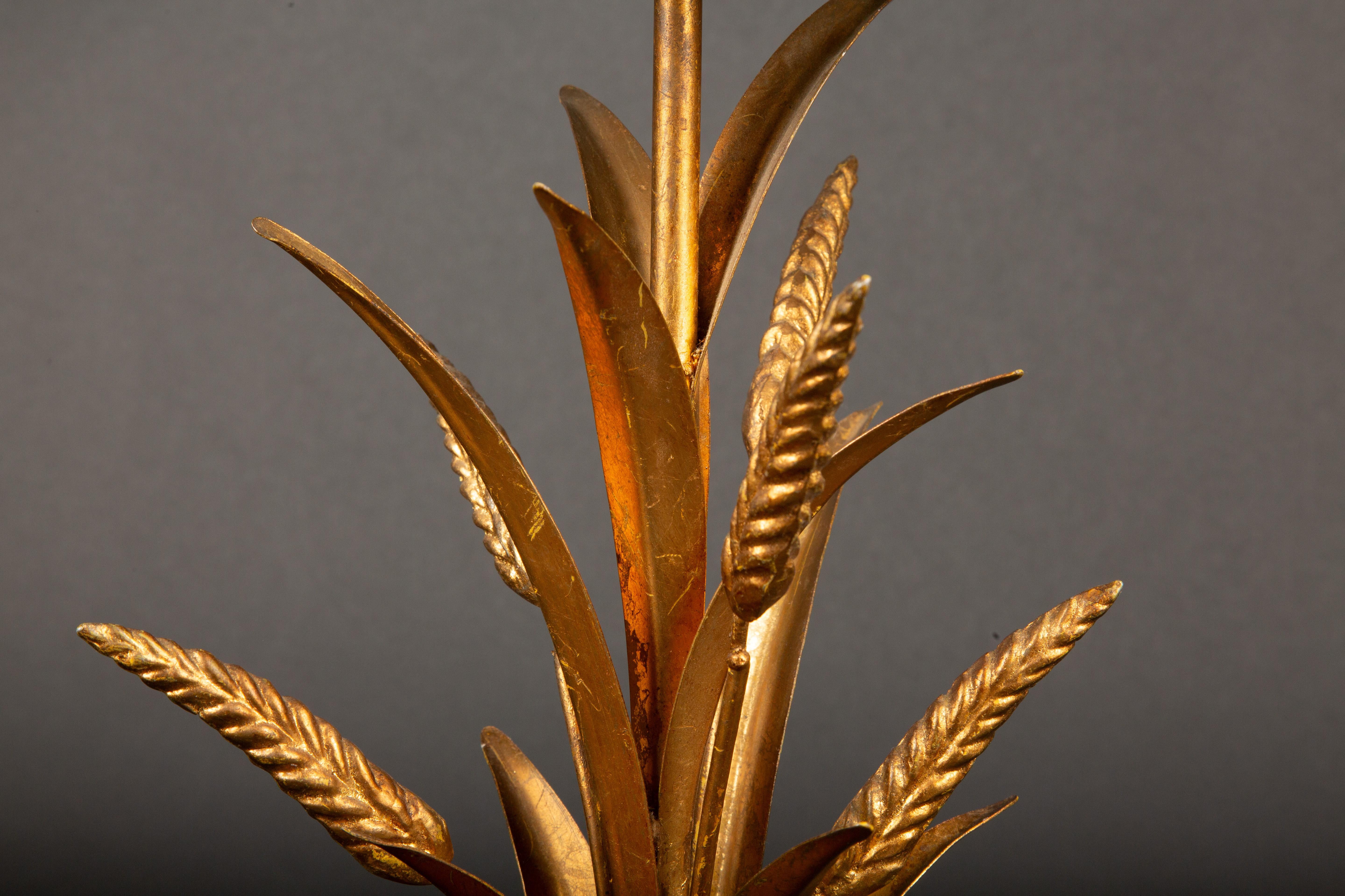 Mid-Century Gilt Wheat Sheaf Table Lamp on Wooden Base In Good Condition In New York, NY