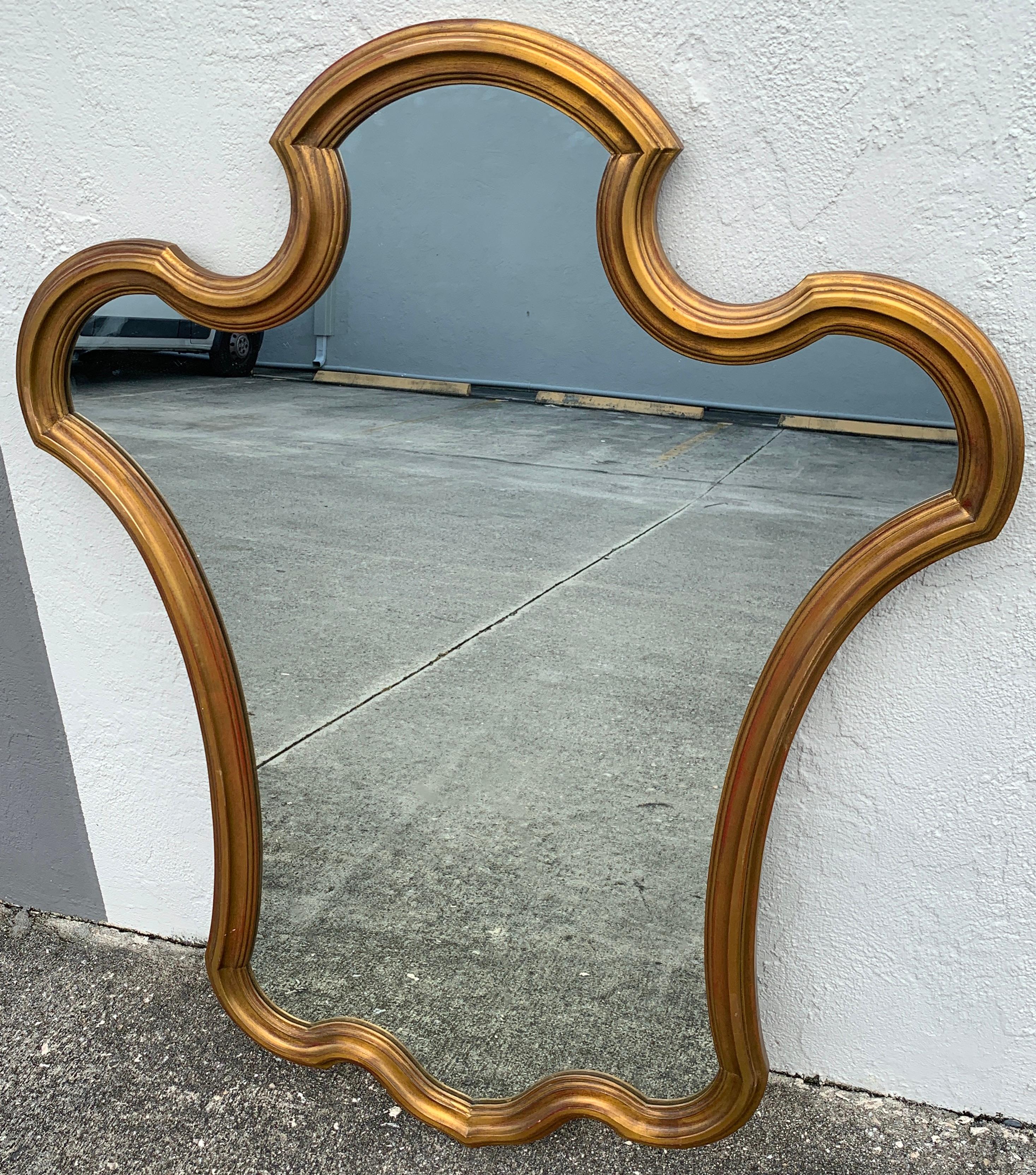 Midcentury giltwood keyhole mirror by La Barge 
Stylized keyhole/cartouche shaped mirror
Measures: 51