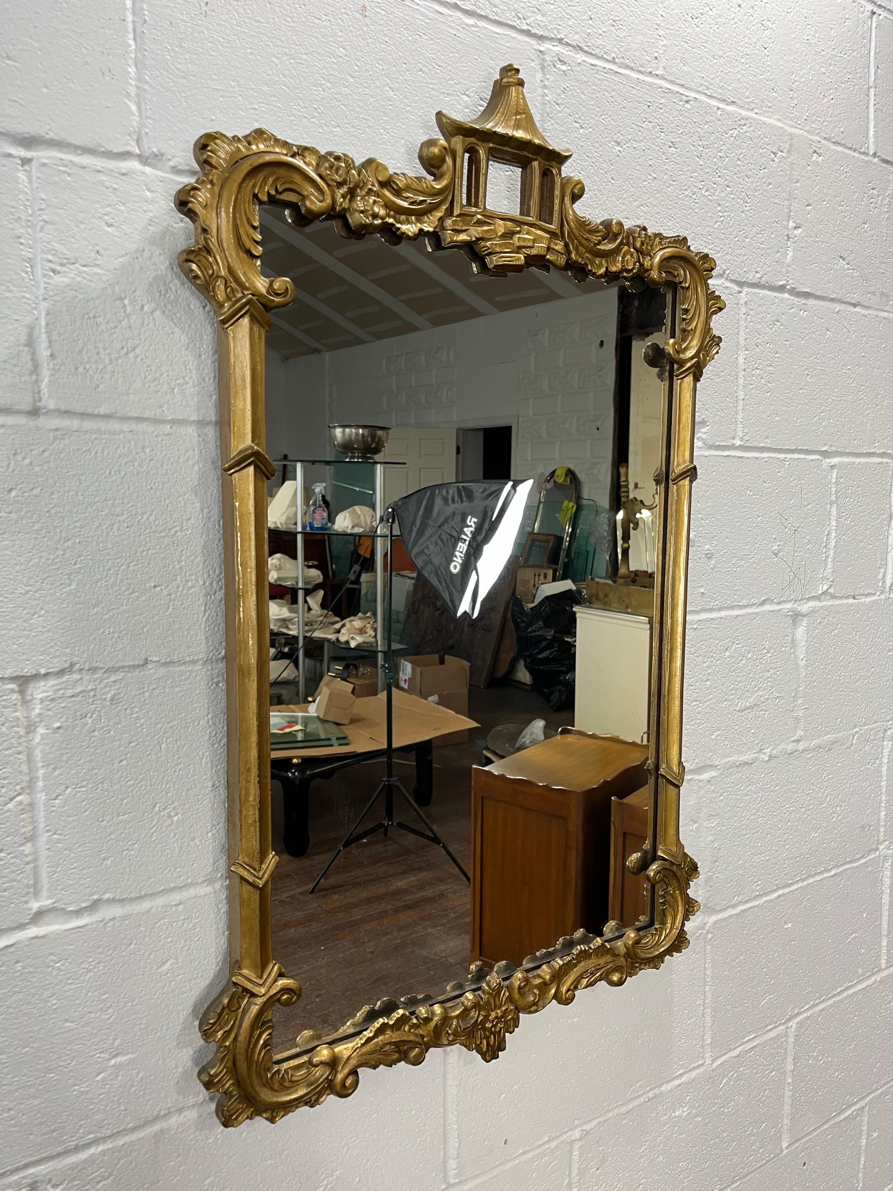Espejo Pagoda de Madera Dorada de Mediano Siglo Estilo Chinoiserie Hollywood Regency Dorado en venta