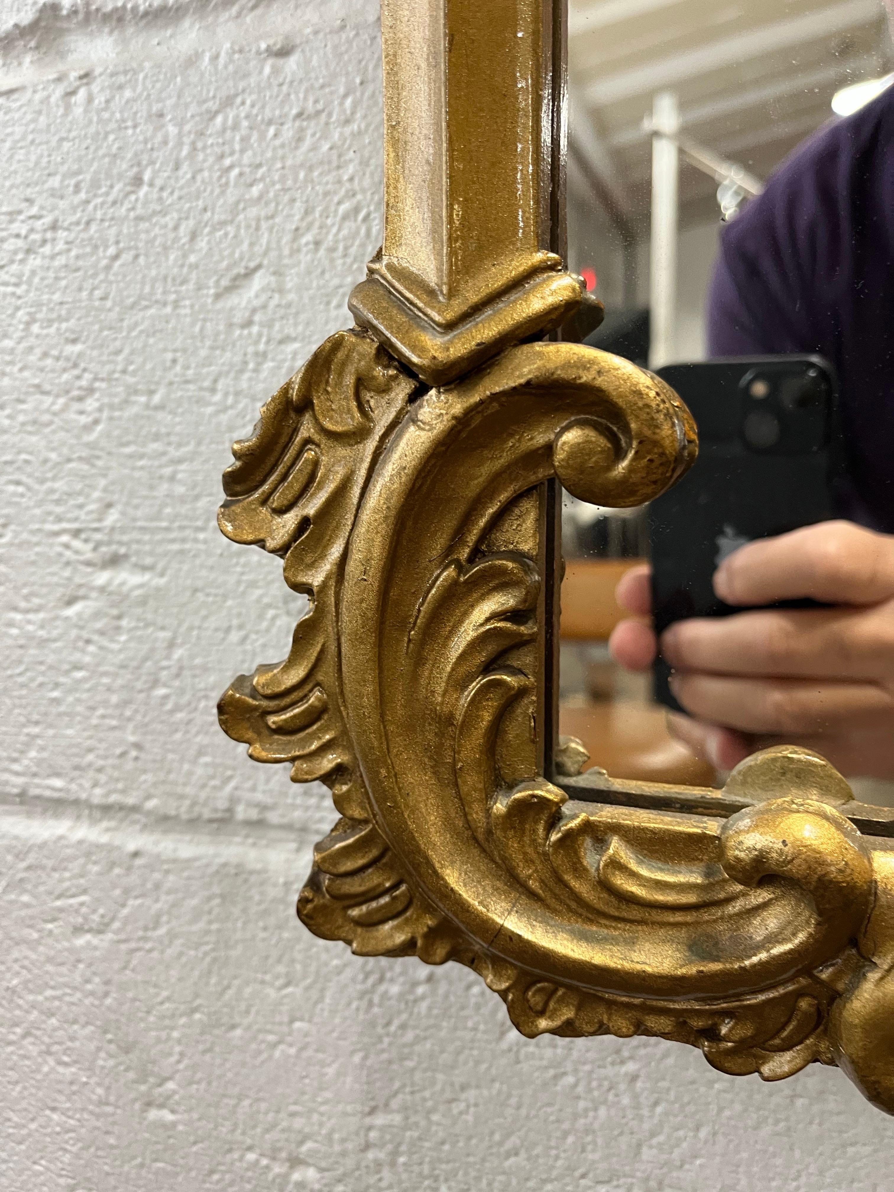 Espejo Pagoda de Madera Dorada de Mediano Siglo Estilo Chinoiserie Hollywood Regency en Bueno estado para la venta en W Allenhurst, NJ