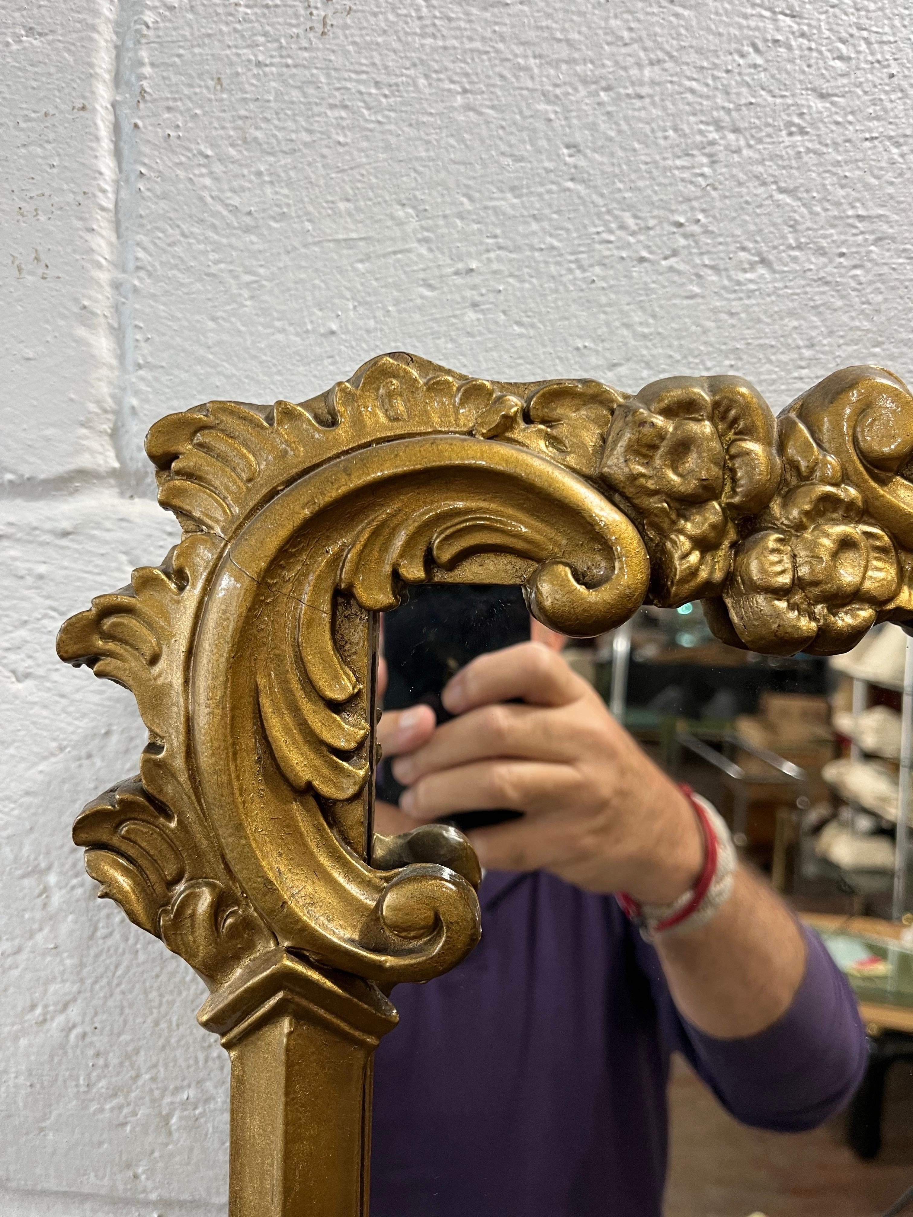 Espejo Pagoda de Madera Dorada de Mediano Siglo Estilo Chinoiserie Hollywood Regency siglo XX en venta