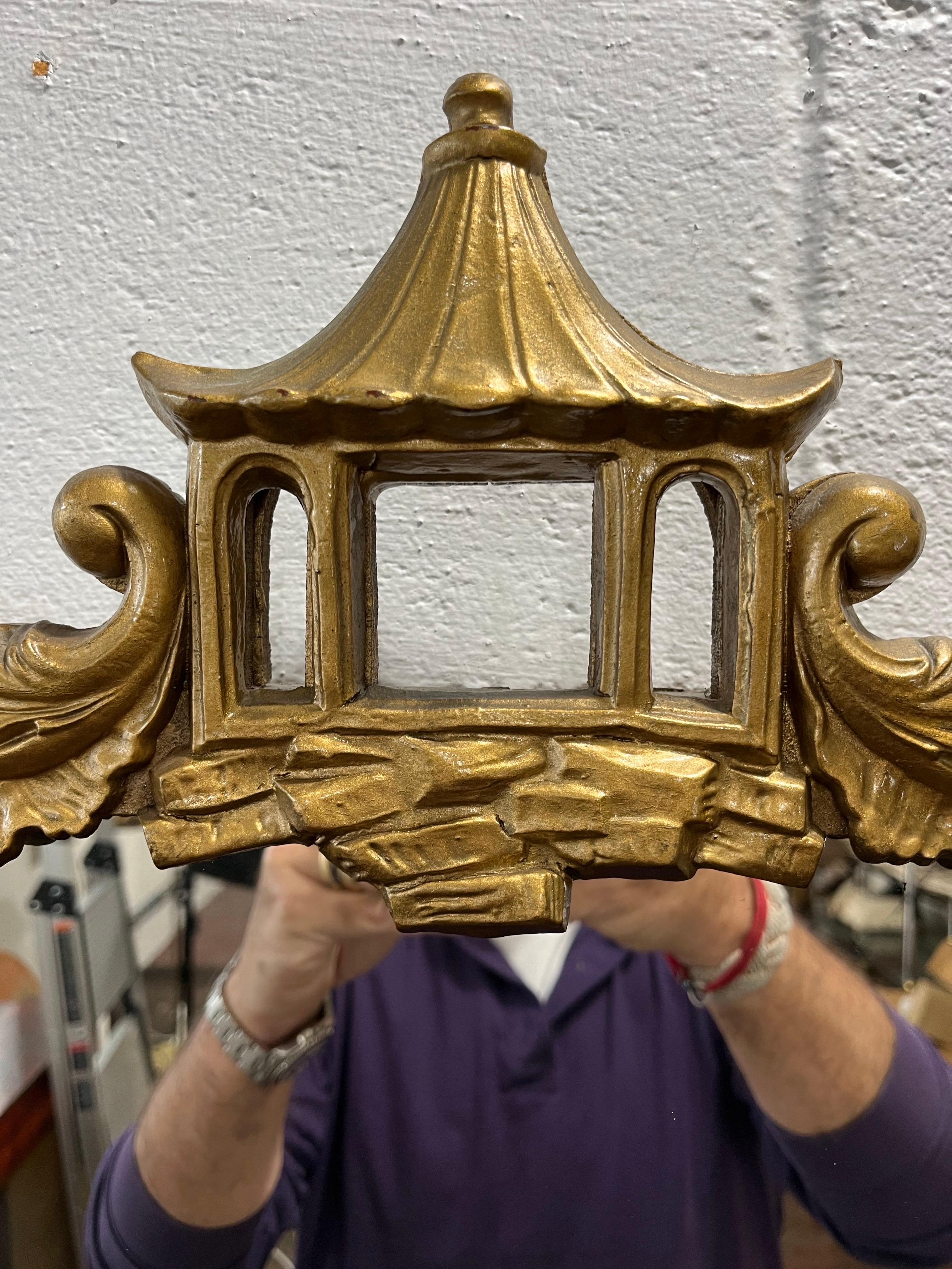 Espejo Pagoda de Madera Dorada de Mediano Siglo Estilo Chinoiserie Hollywood Regency en venta 2