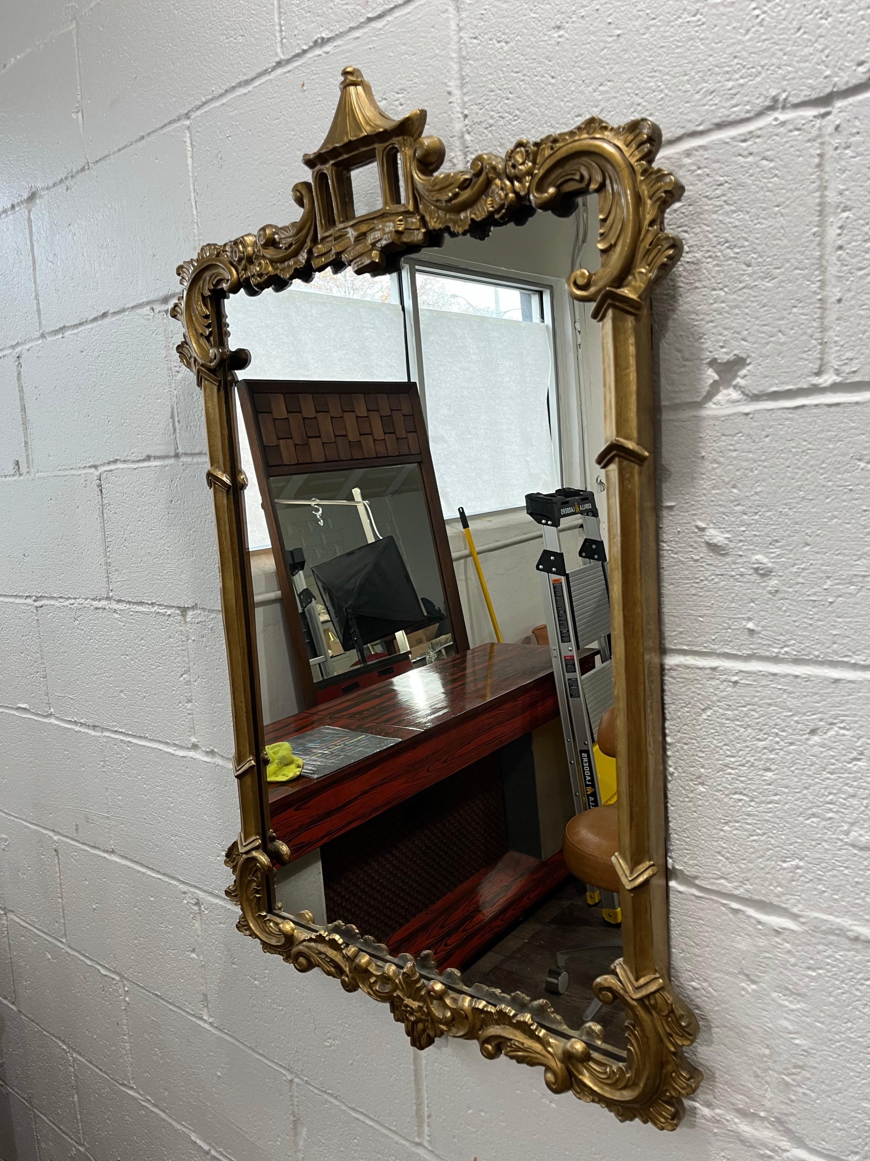 Espejo Pagoda de Madera Dorada de Mediano Siglo Estilo Chinoiserie Hollywood Regency en venta 4