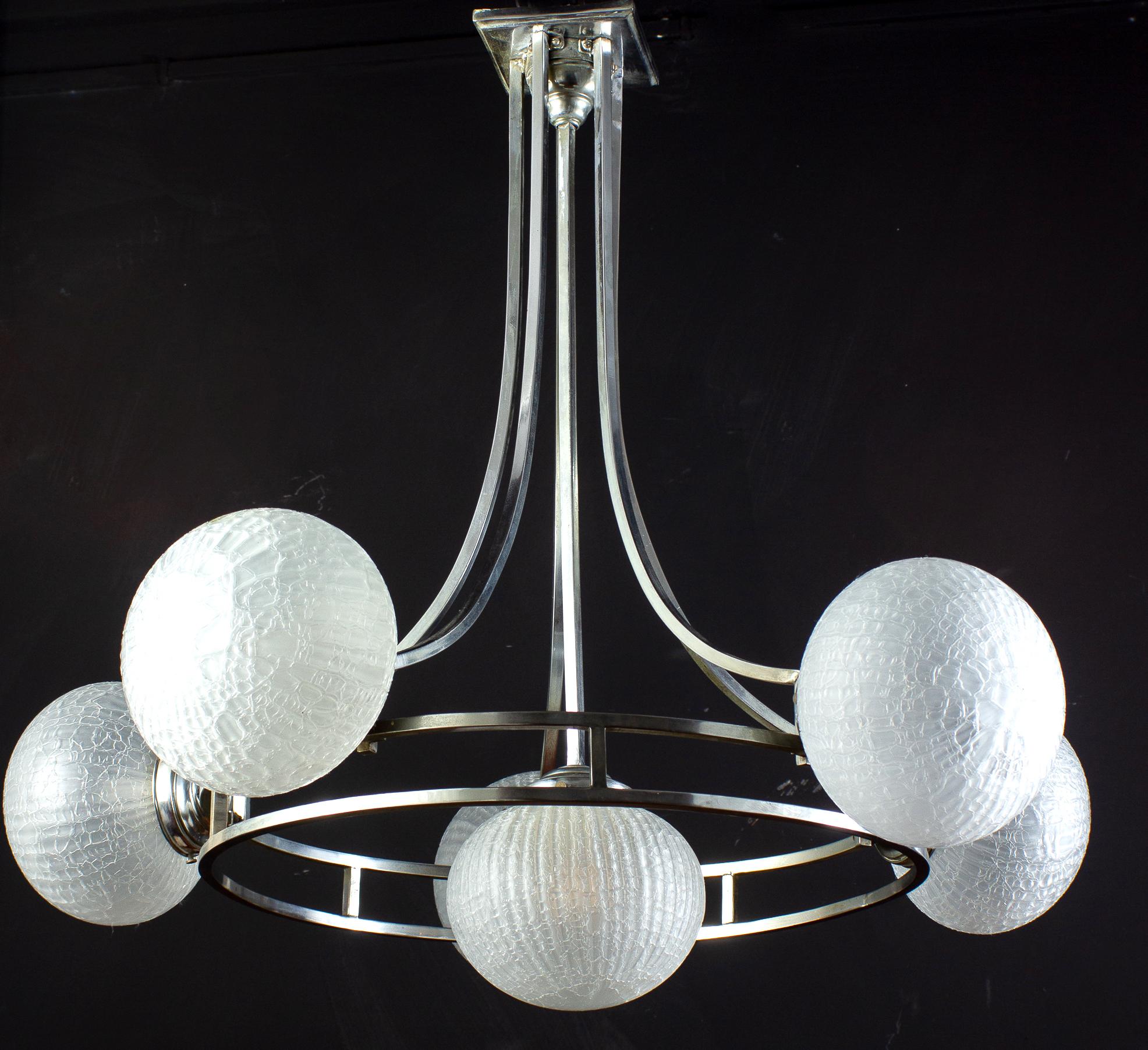 Large chrome structure Sarfatti chandelier 1960s. Bulbous shaped Murano art glass shades with shattered Surface effect.
Six E27 light bulbs.