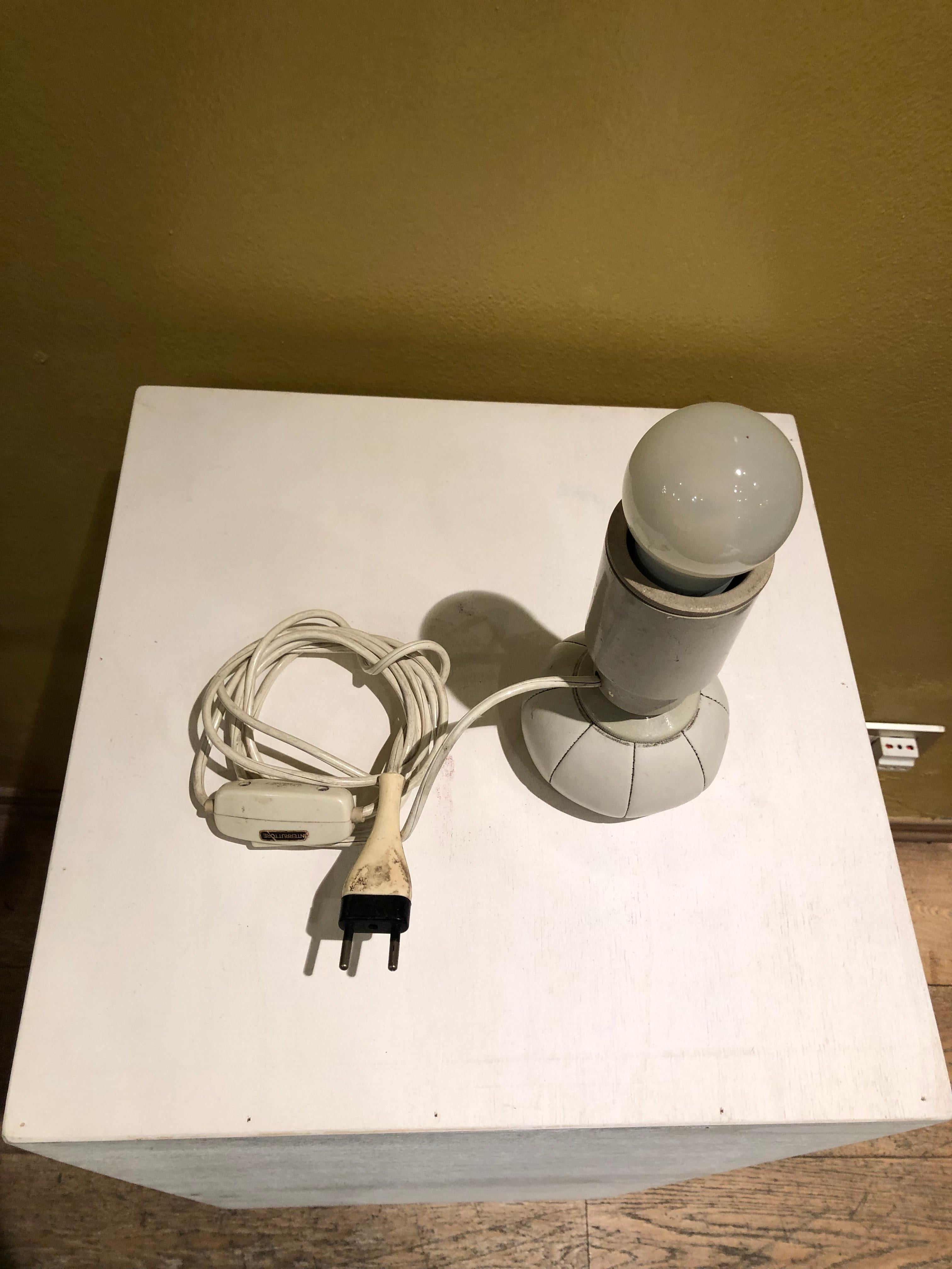 White table lamp model 600/c, designed in 1966 by Gino Sarfatti for Arteluce, Italy. 

Plug Type European Plug (up to 250V)
Measures: Height 9.4 inch / 24 cm
Diameter 3.9 inch / 10 cm.