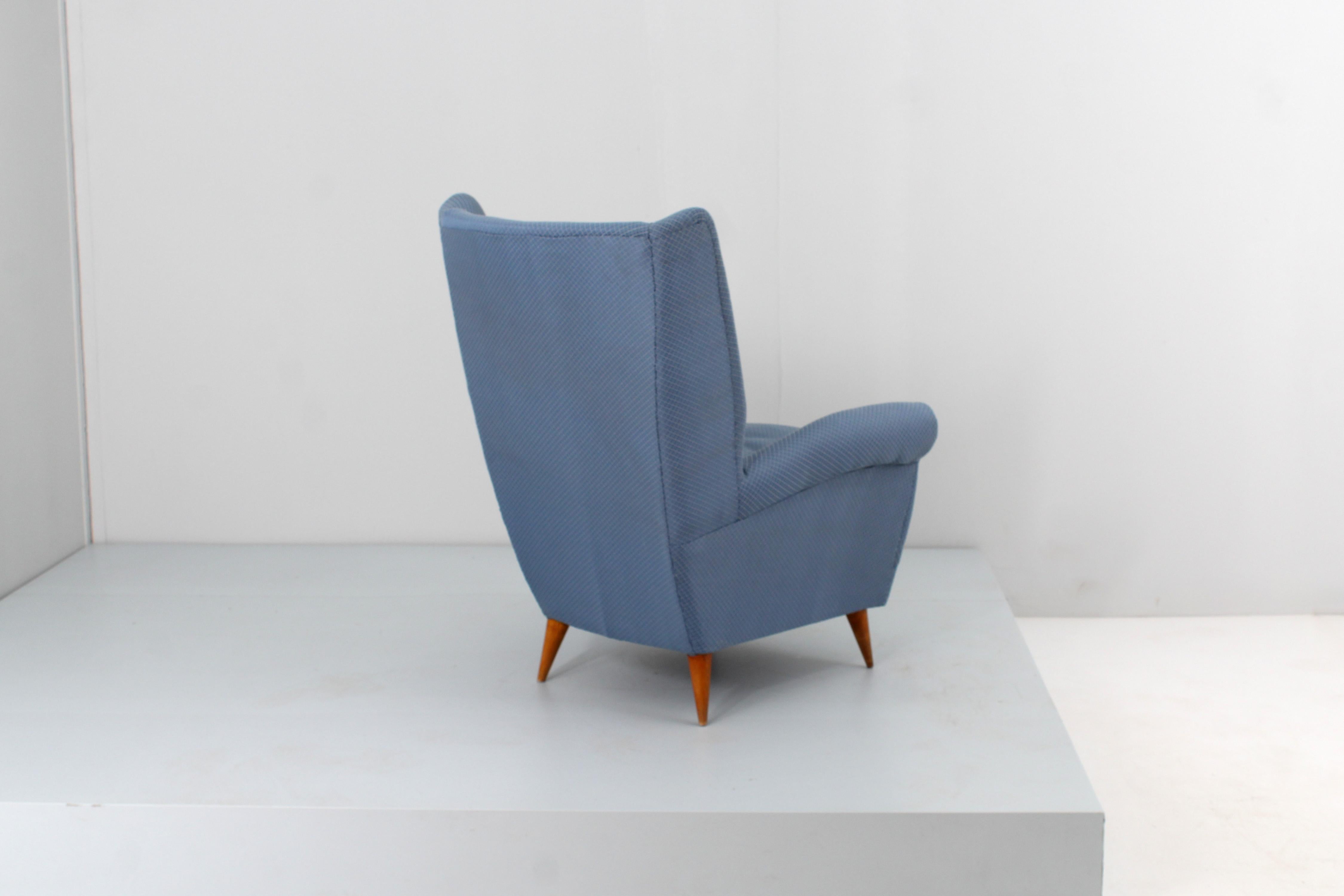 Mid-Century Giò Ponti (attr.) für ISA Holz und blauer Stoff Sessel 50er Jahre Italien  im Angebot 1