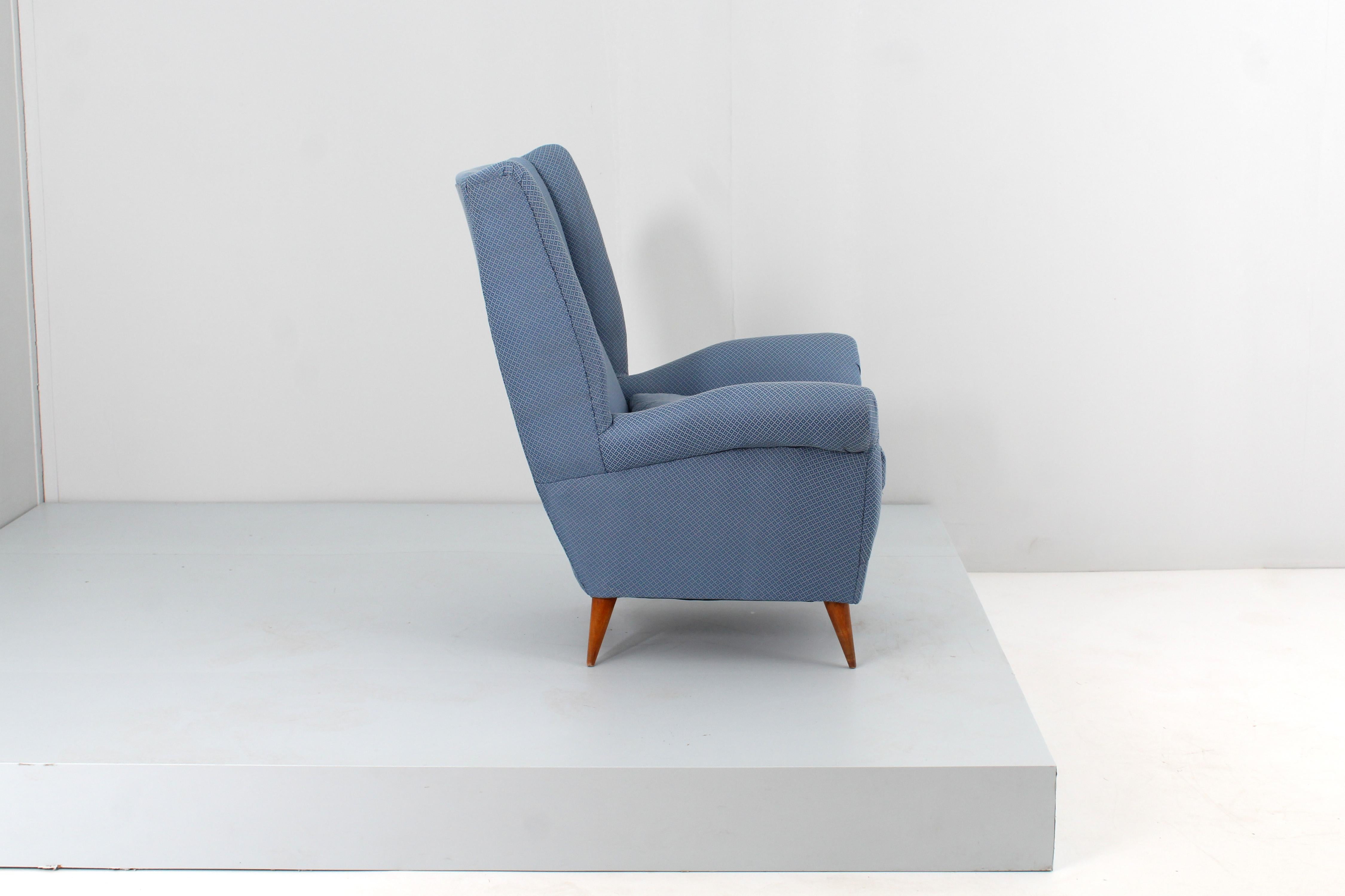 Mid-Century Giò Ponti (attr.) for ISA Wood and Blue Fabric Armchair 50s Italy  For Sale 5