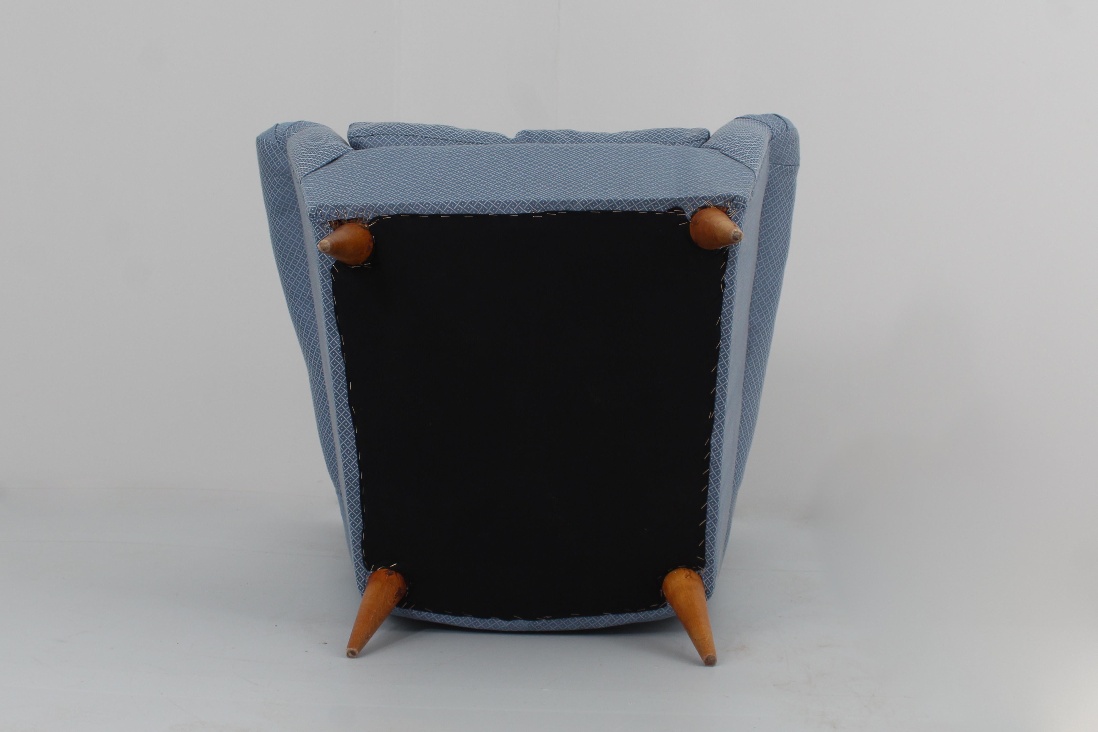 Mid-Century Giò Ponti (attr.) for ISA Wood and Blue Fabric Armchair 50s Italy  For Sale 7